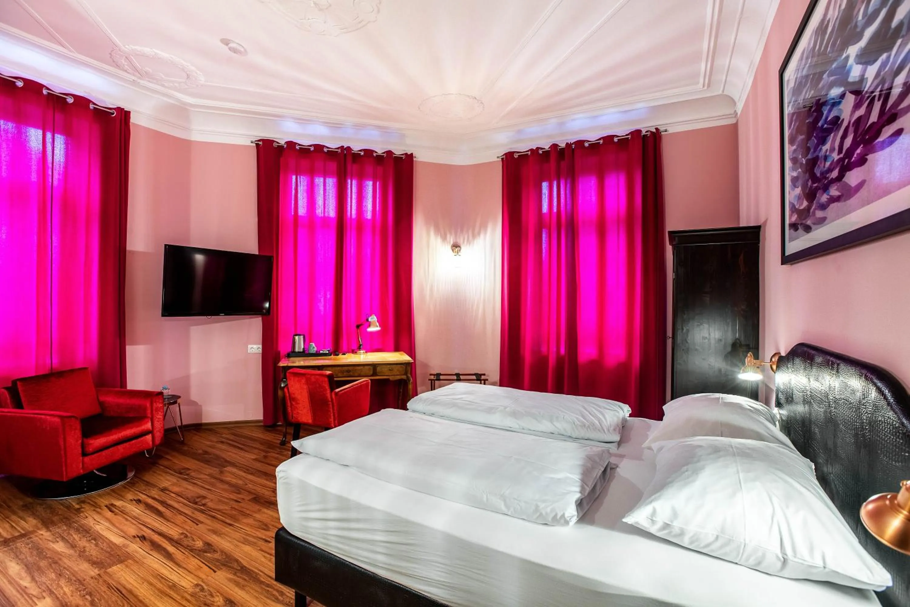 Photo of the whole room, Bed in SmartHotel Mystique Self check-in