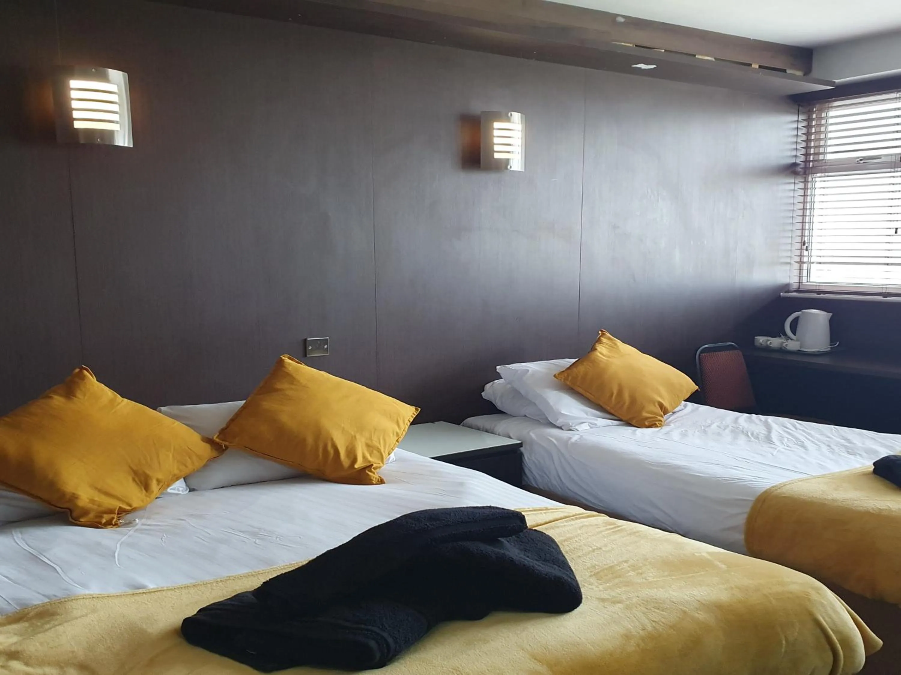 Bed in South Beach Kings Promenade Hotel