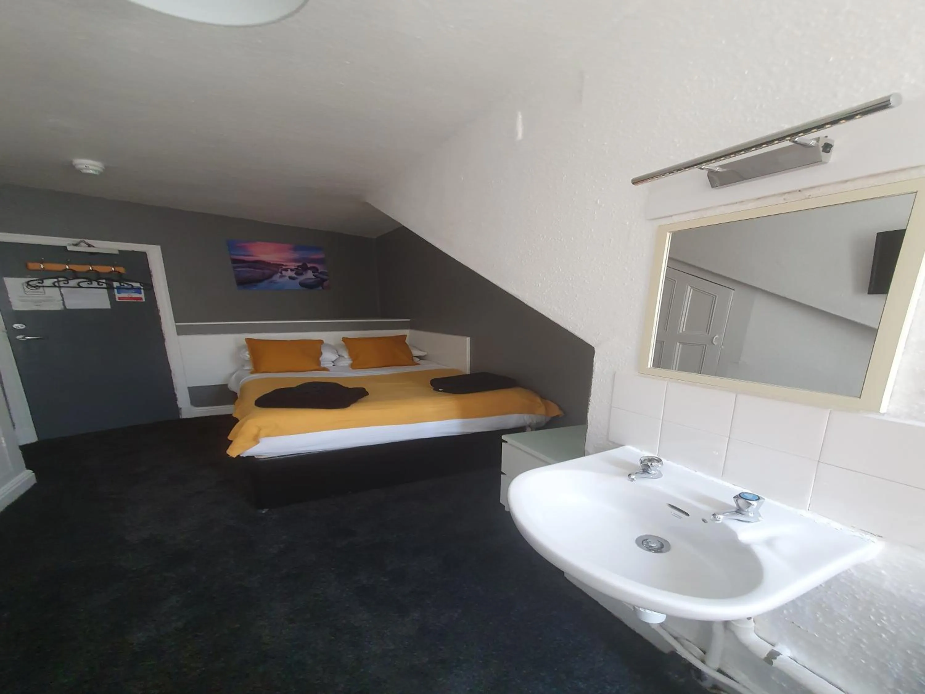 Bed in South Beach Kings Promenade Hotel