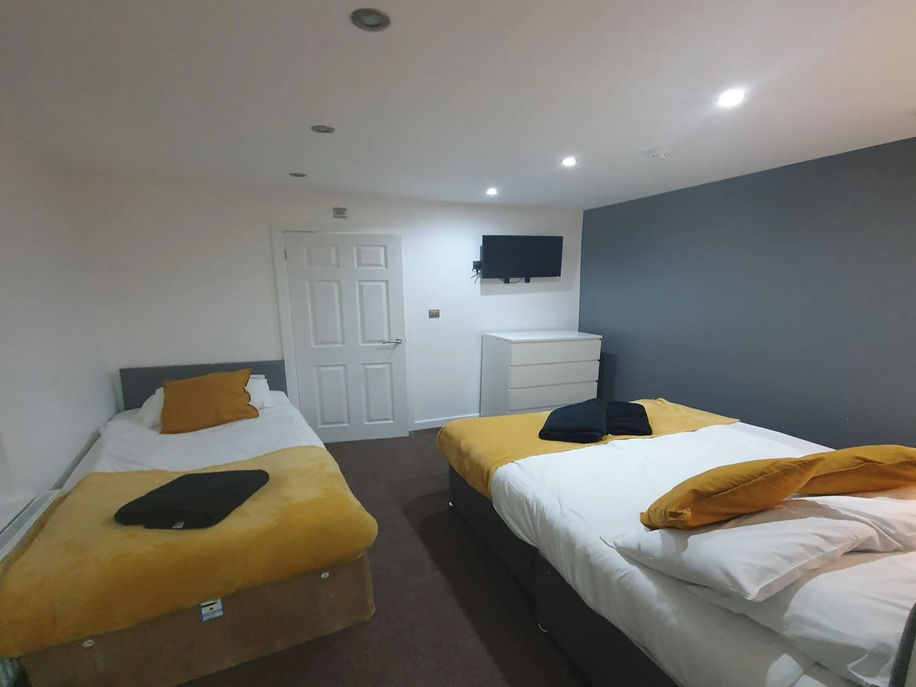 Bed in South Beach Kings Promenade Hotel