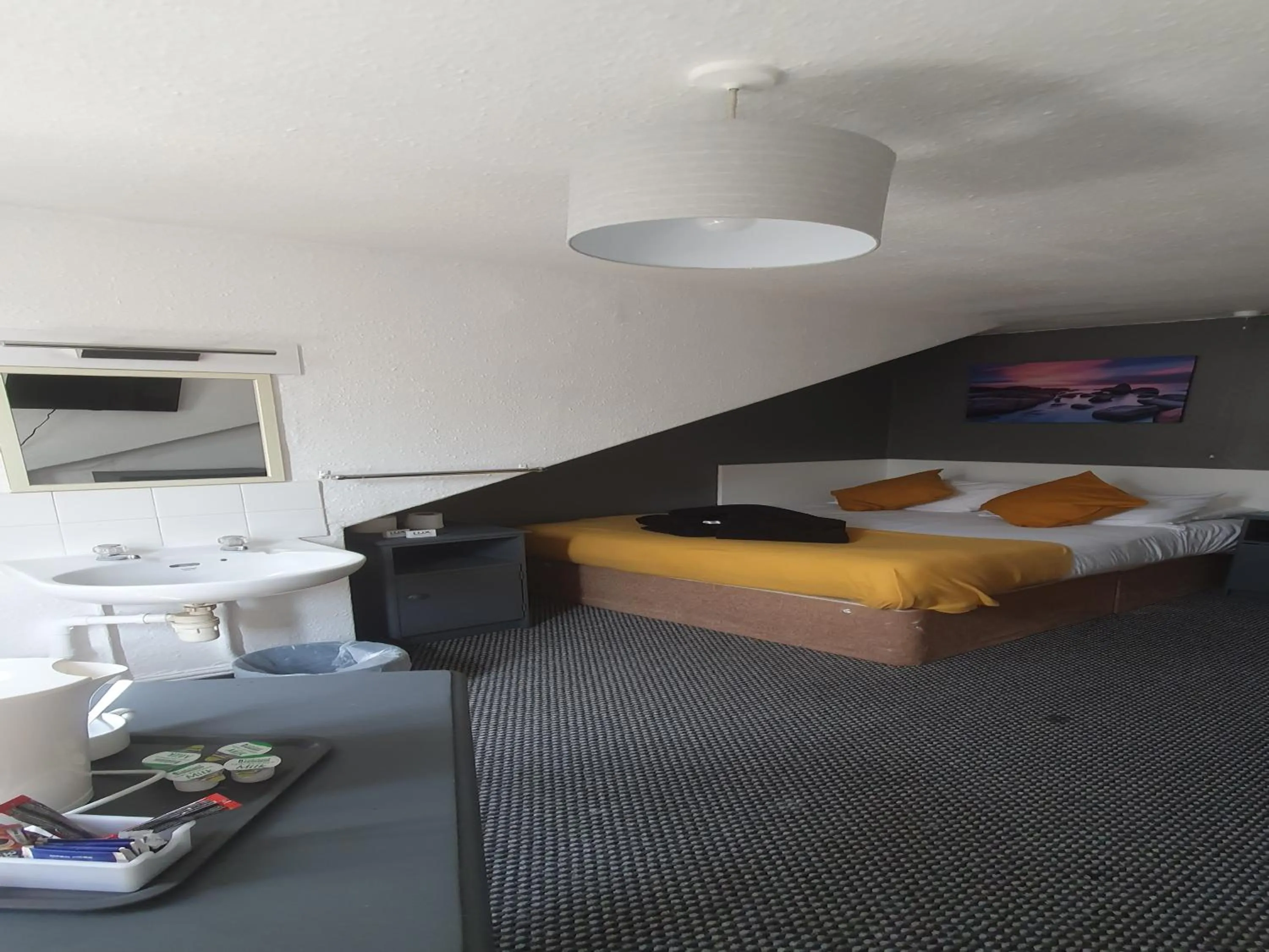 Bed in South Beach Kings Promenade Hotel