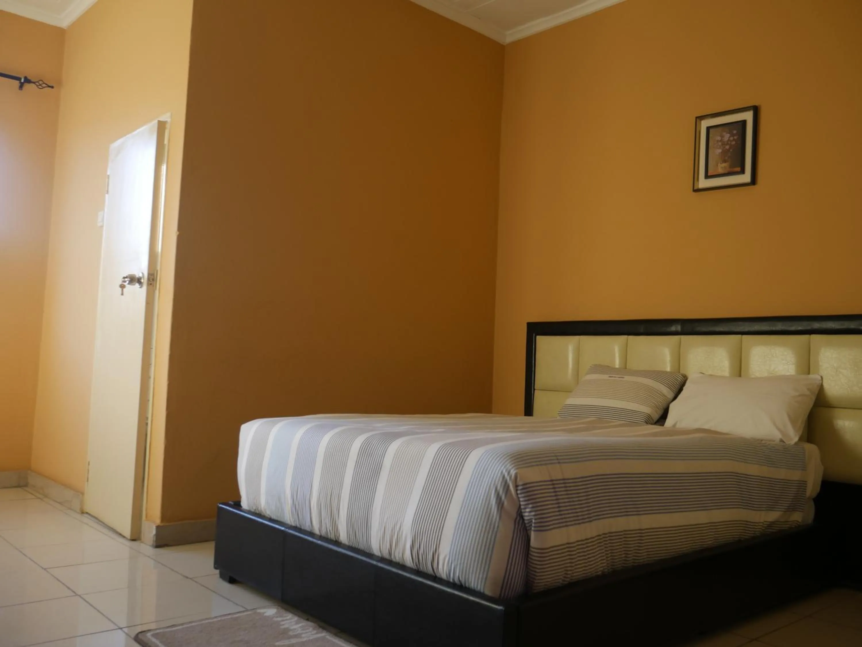 Bed in THE ESCAPE LODGE