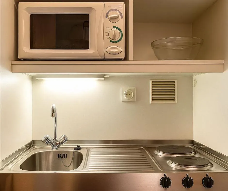 Kitchen or kitchenette in Plaza Hotel & Living Frankfurt