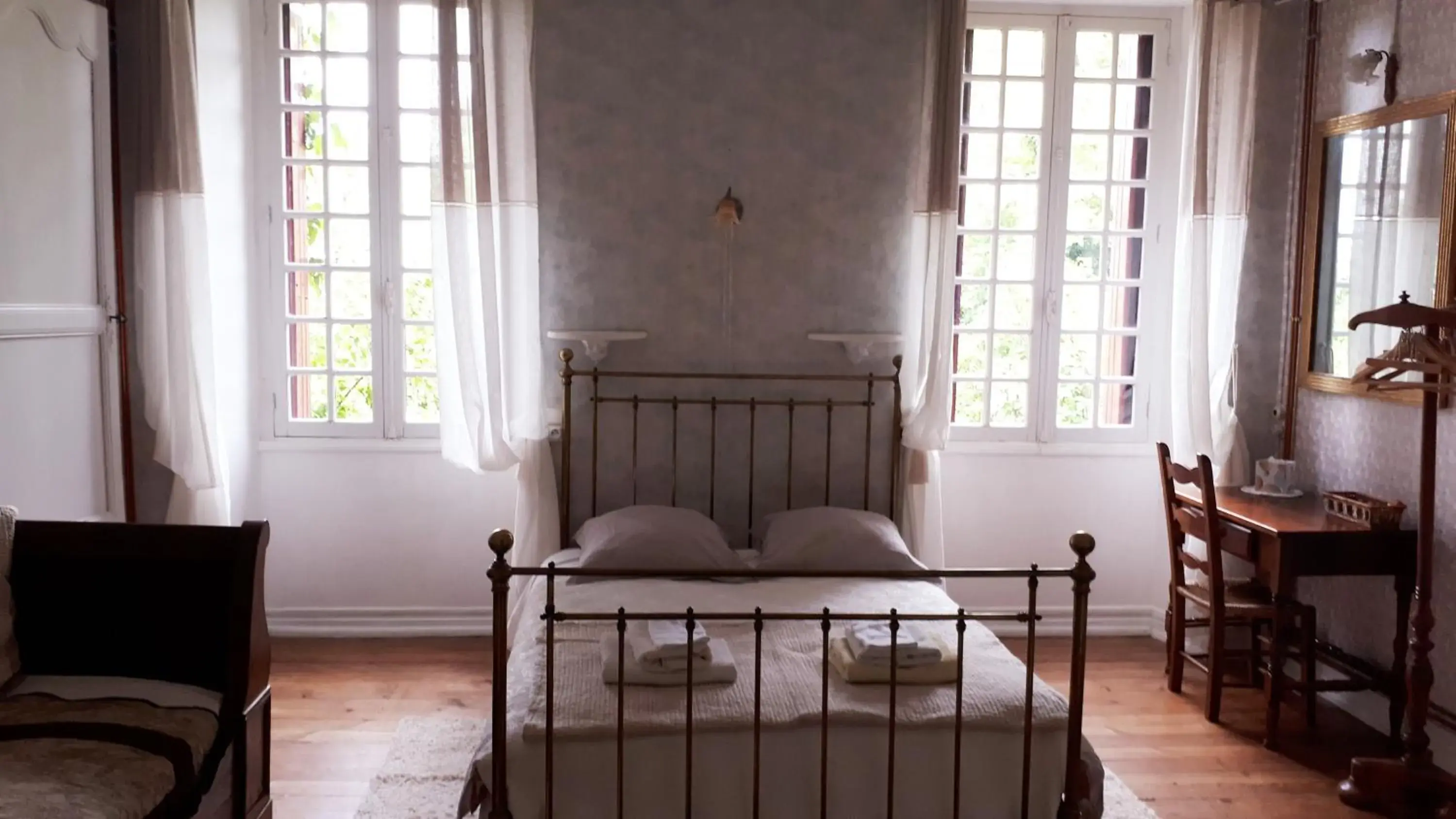 Double Room in La Cure du Maine Charles Double Room in La Cure du Maine Charles