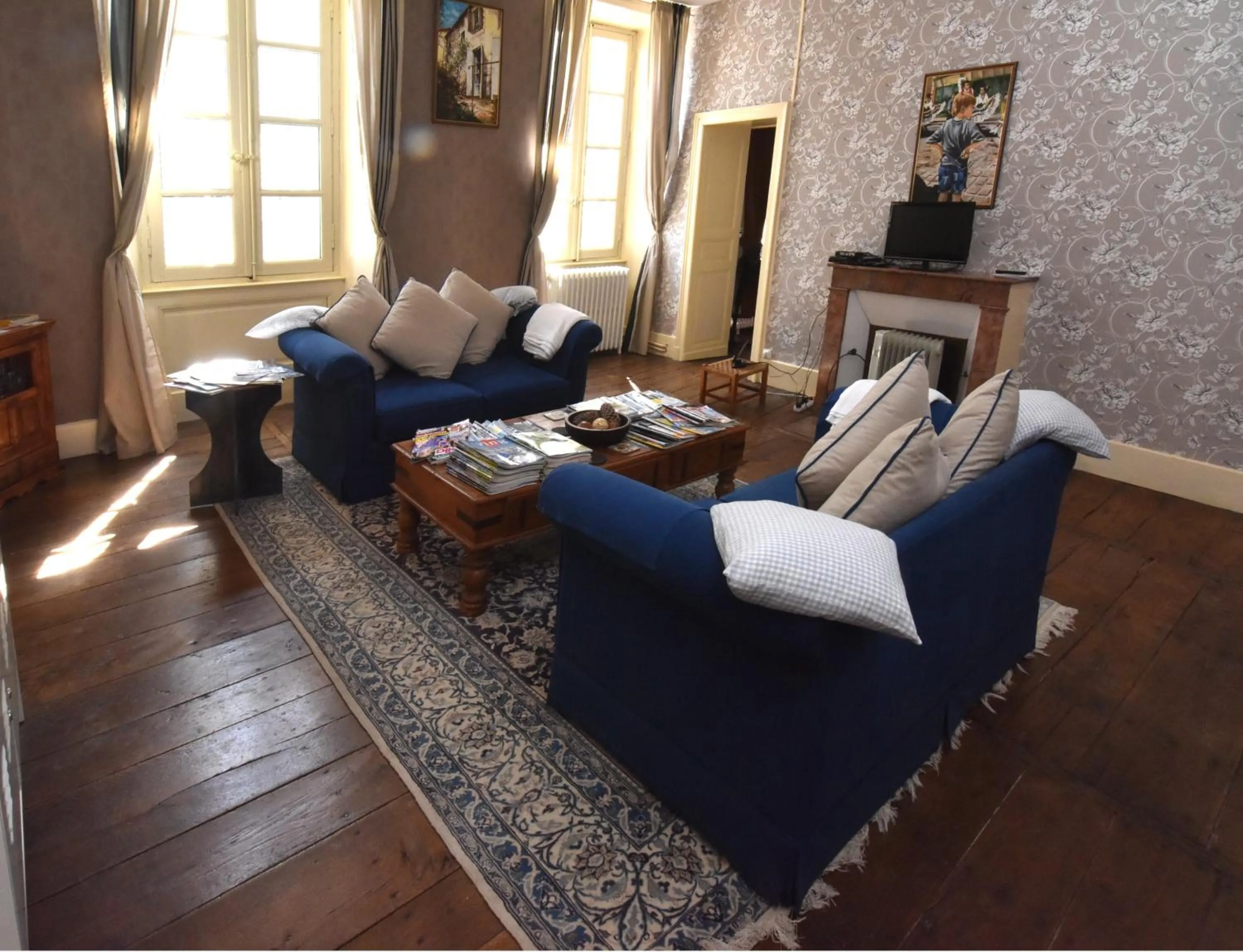 Communal lounge/ TV room in Maison du Magnolia