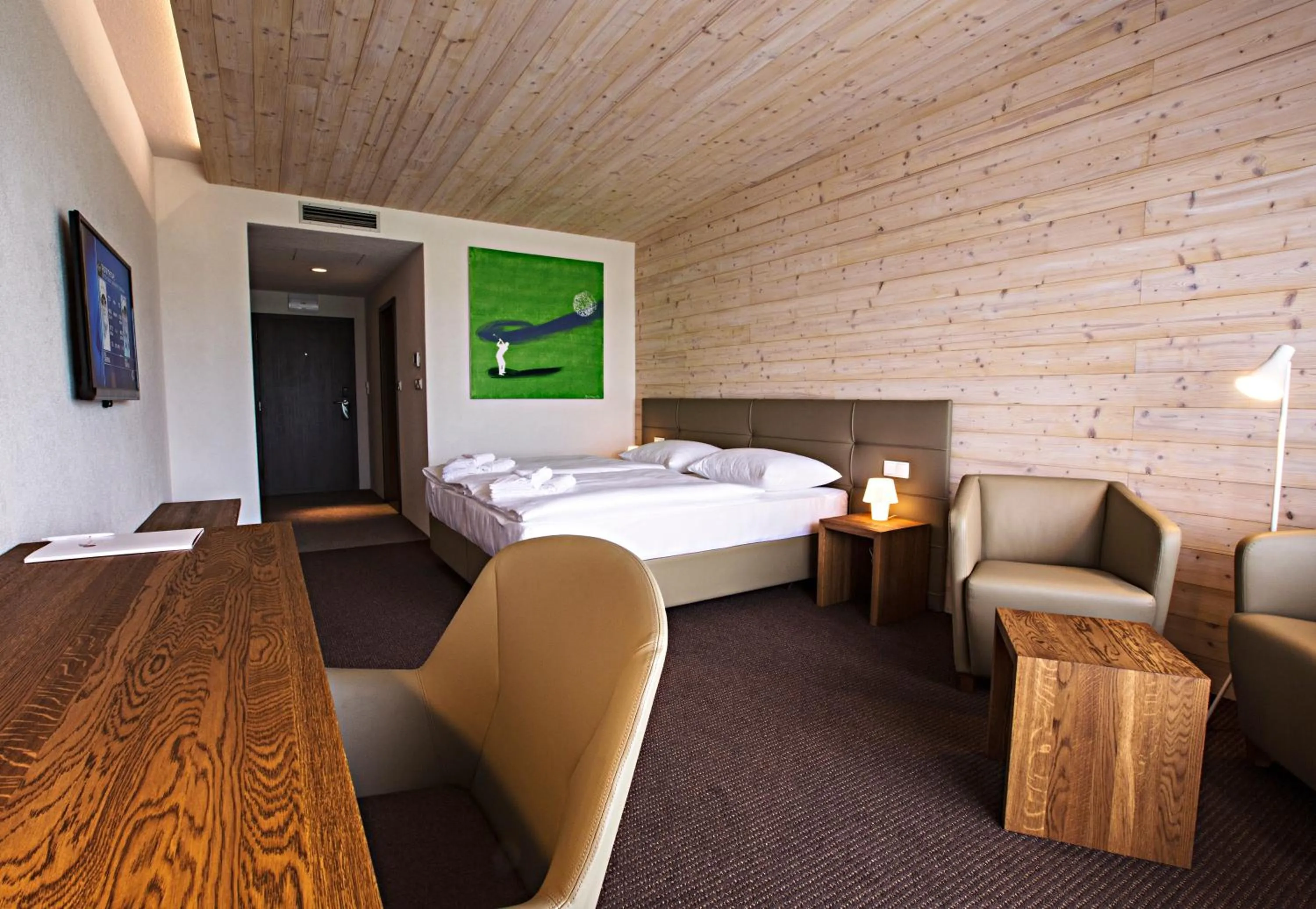 Photo of the whole room, Bed in Sand Martin