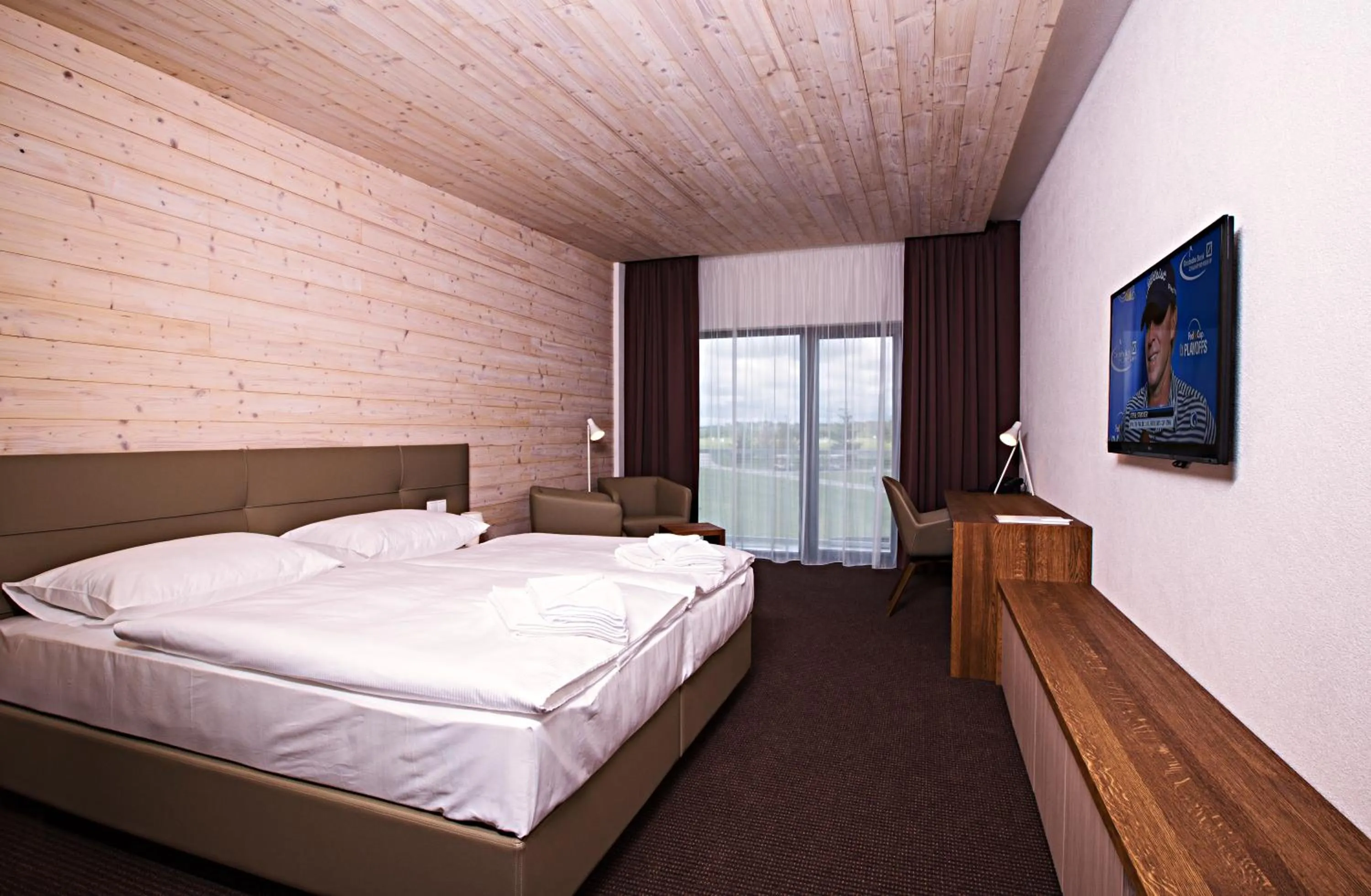 Photo of the whole room, Bed in Sand Martin