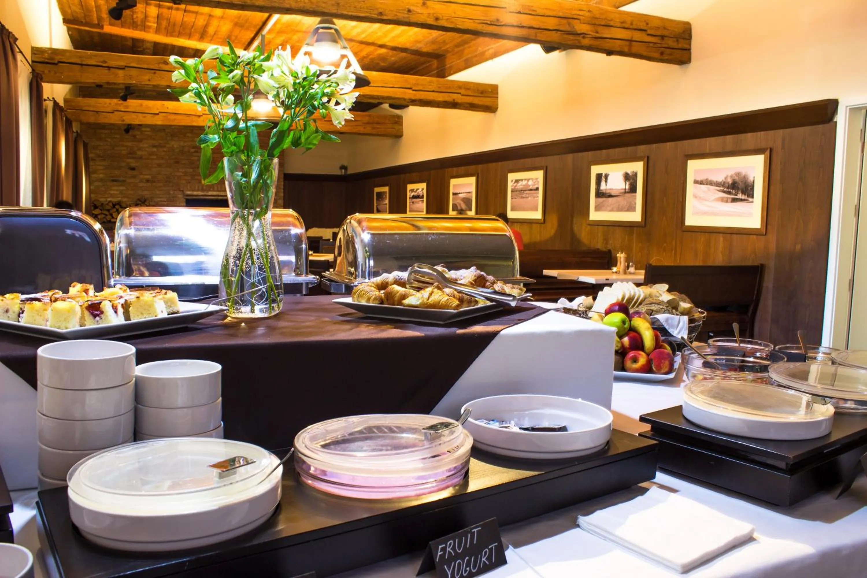 Breakfast in Sand Martin