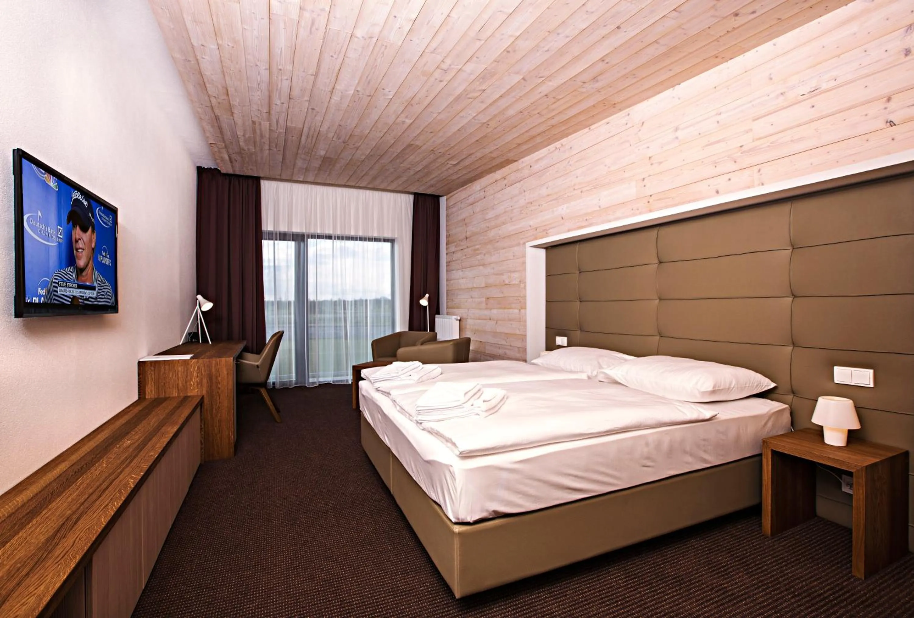 Photo of the whole room, Bed in Sand Martin