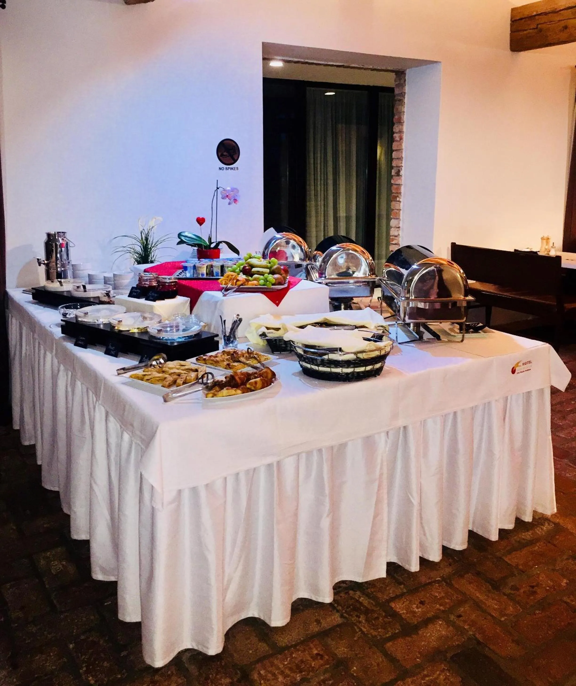 Buffet breakfast in Sand Martin