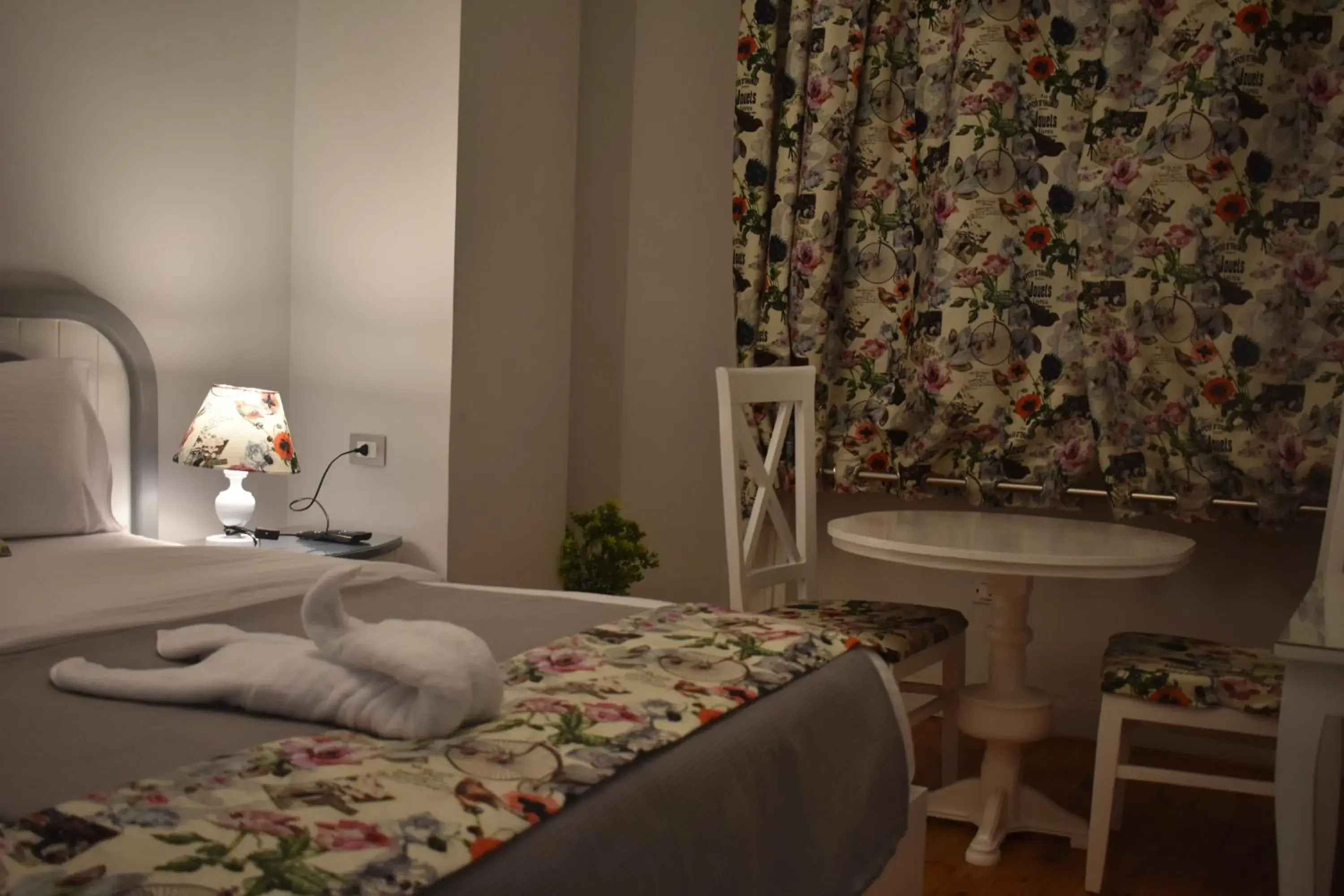 Deluxe Queen Room - single occupancy in columbia sky city hotel Deluxe Queen Room - single occupancy in columbia sky city hotel