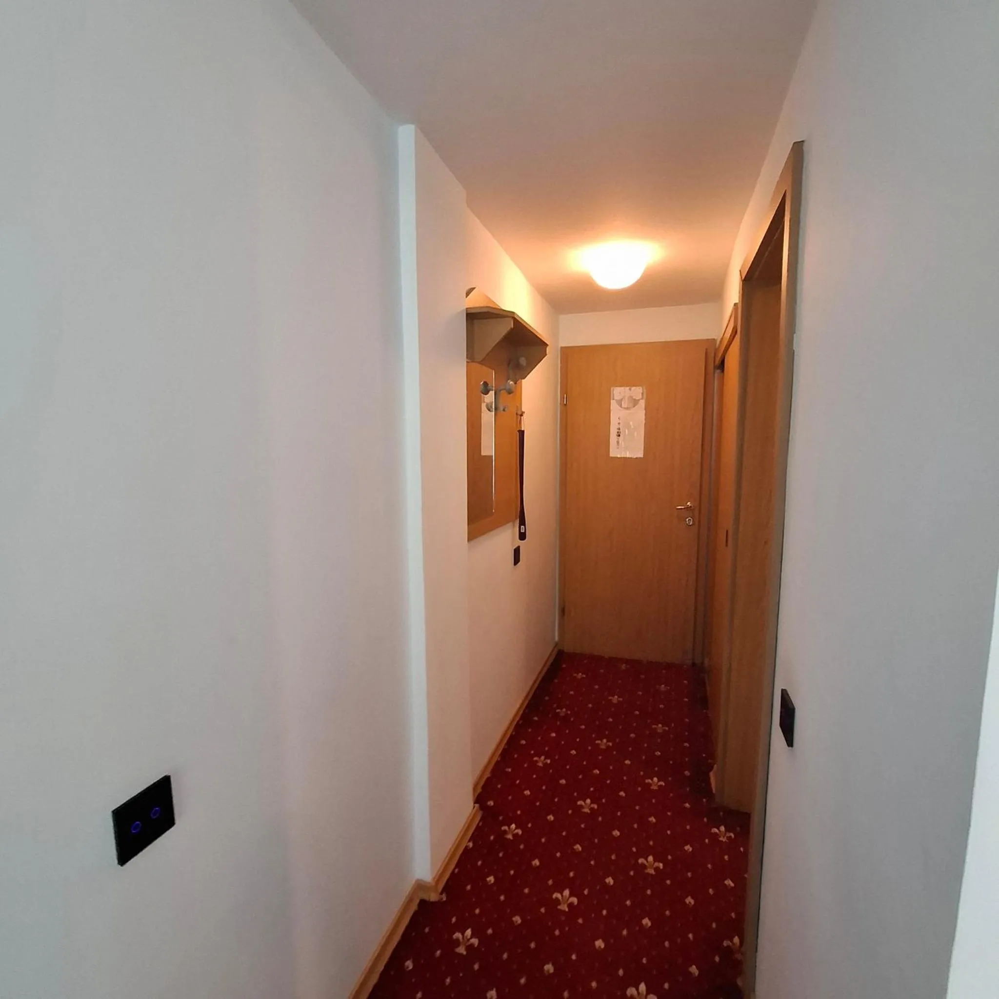 wardrobe in Pensiunea Warthe Bed & Breakfast