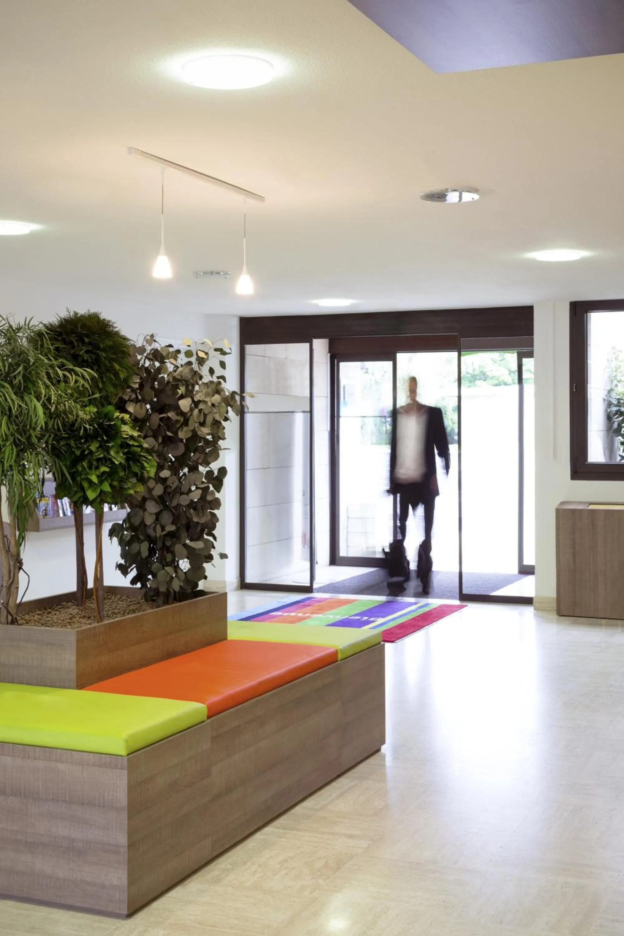 Lobby or reception in ibis Styles Niort Poitou Charentes