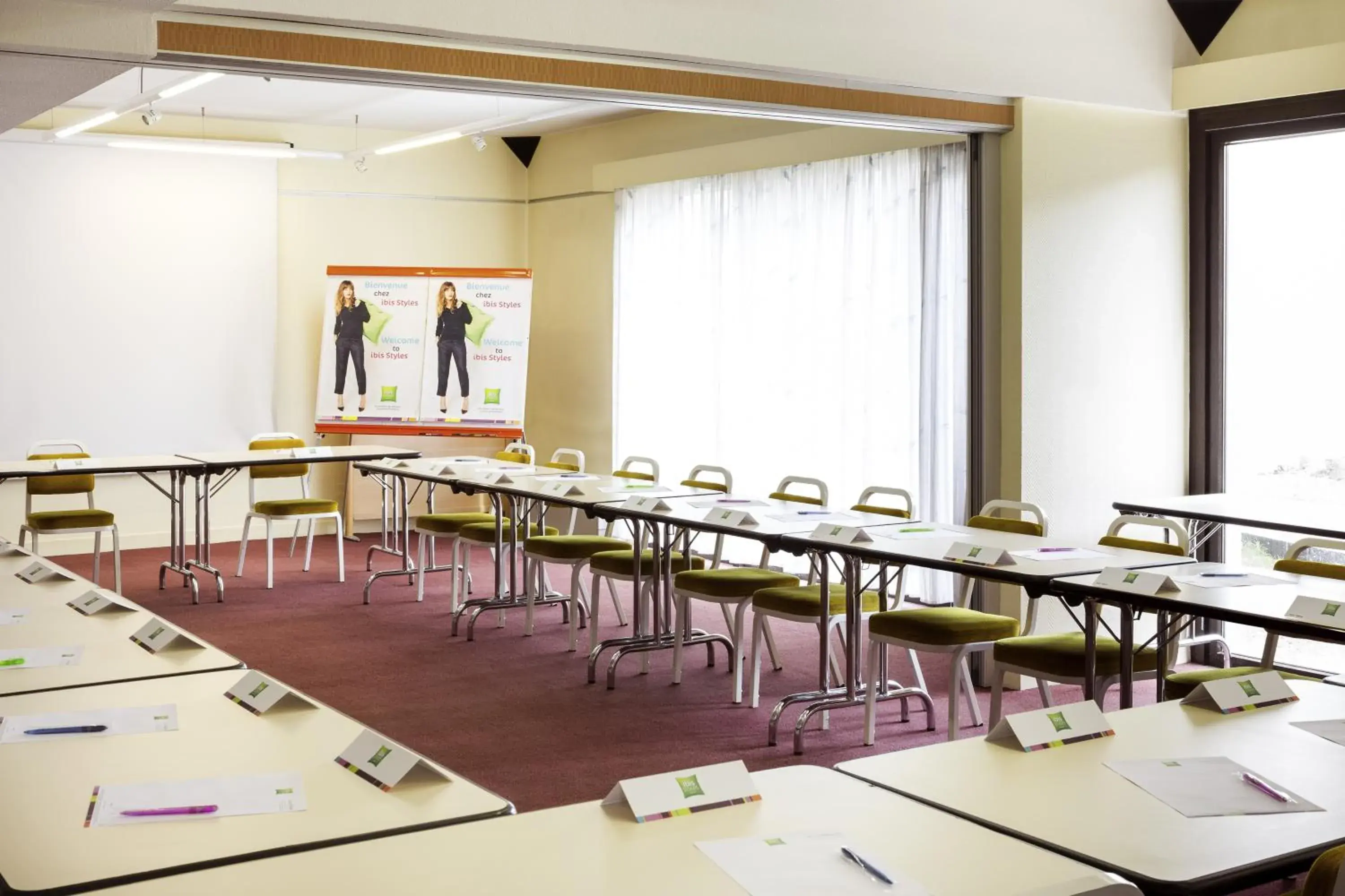 Lounge or bar in ibis Styles Niort Poitou Charentes Lounge or bar in ibis Styles Niort Poitou Charentes