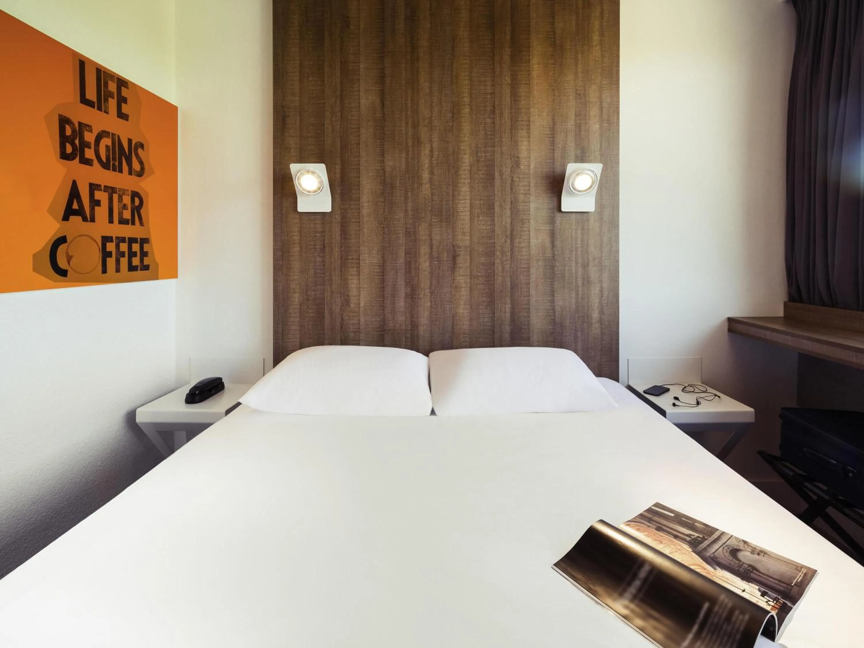 Bedroom, Bed in ibis Styles Niort Poitou Charentes