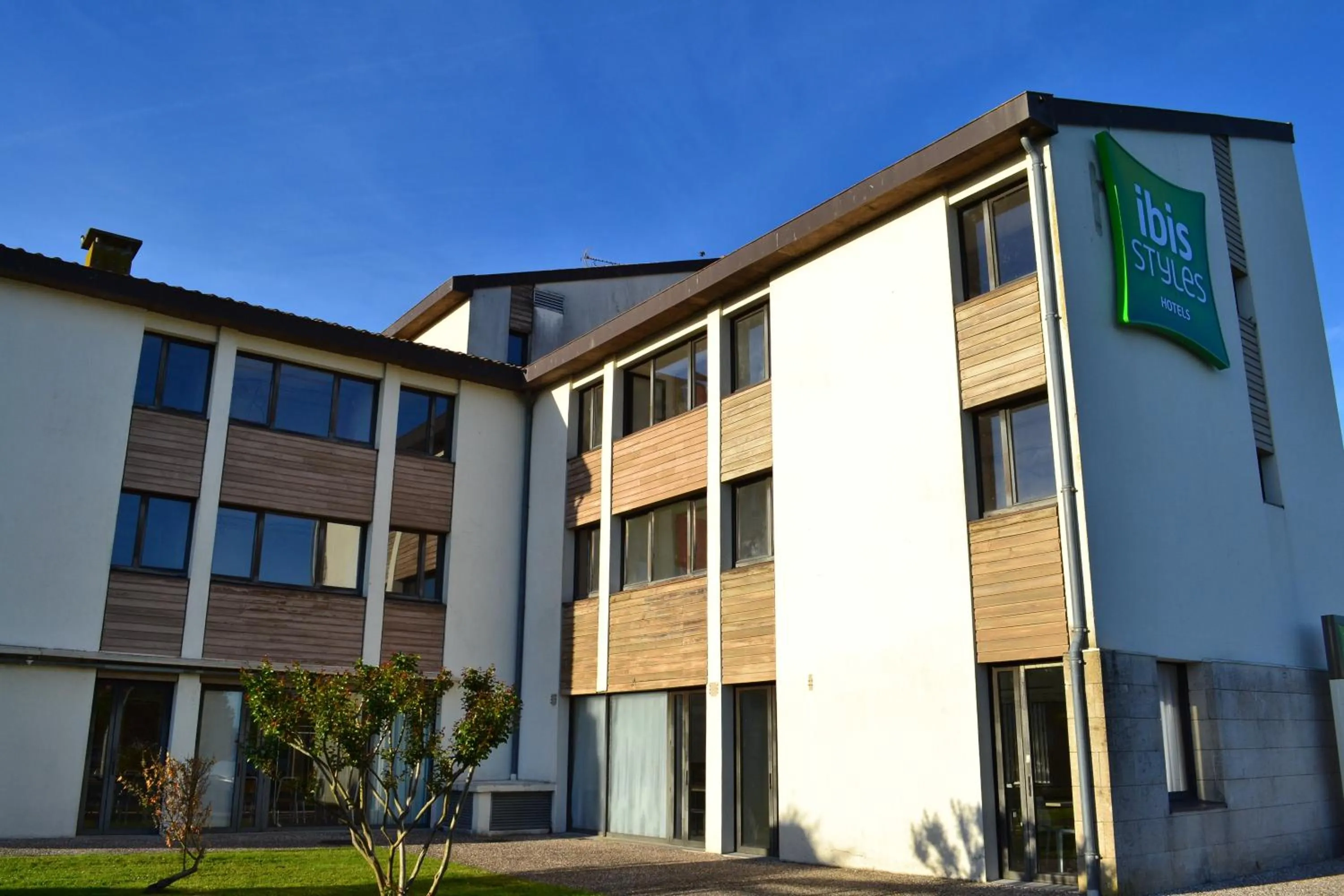 Facade/entrance in ibis Styles Niort Poitou Charentes