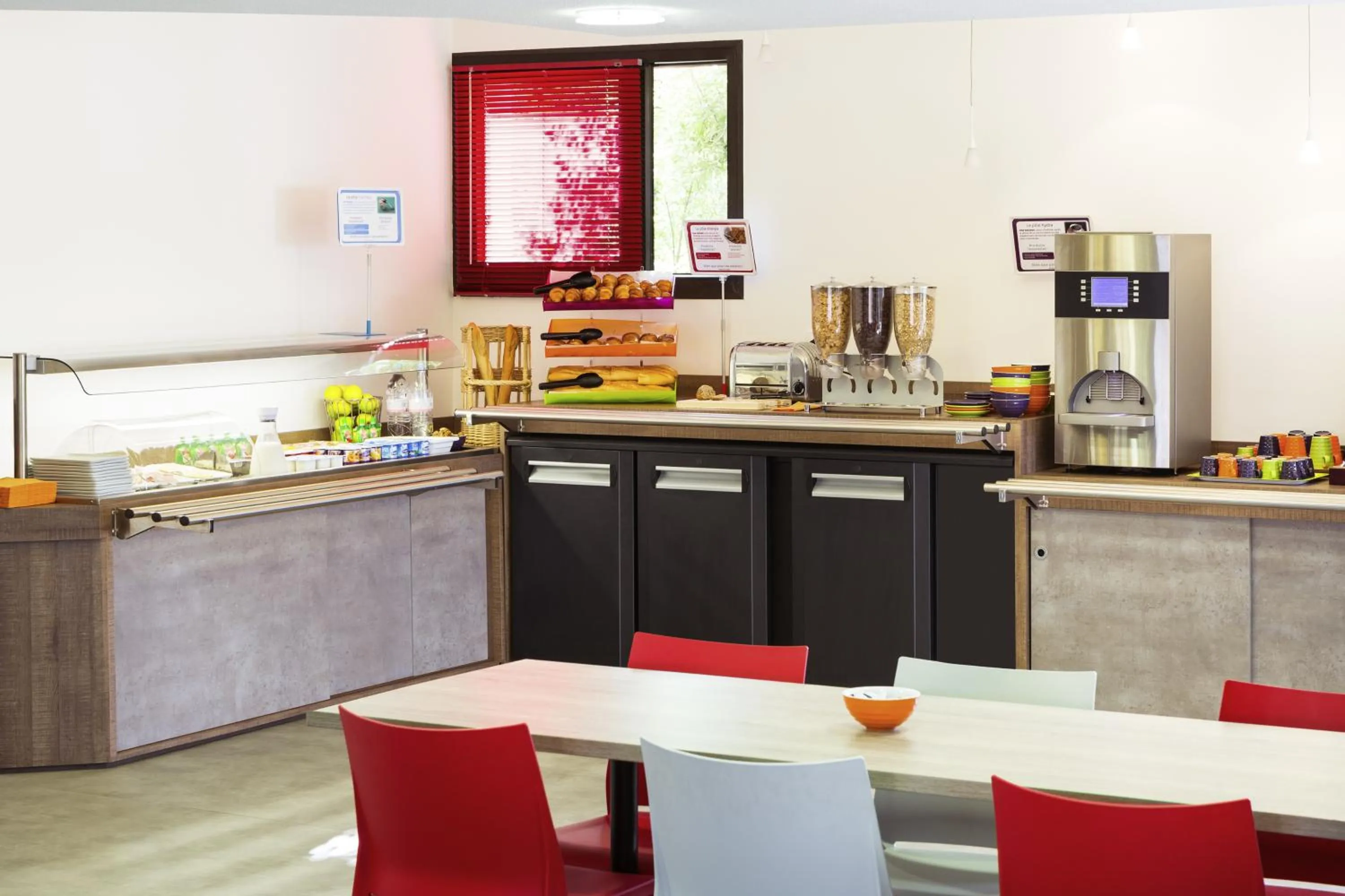 Restaurant/places to eat in ibis Styles Niort Poitou Charentes