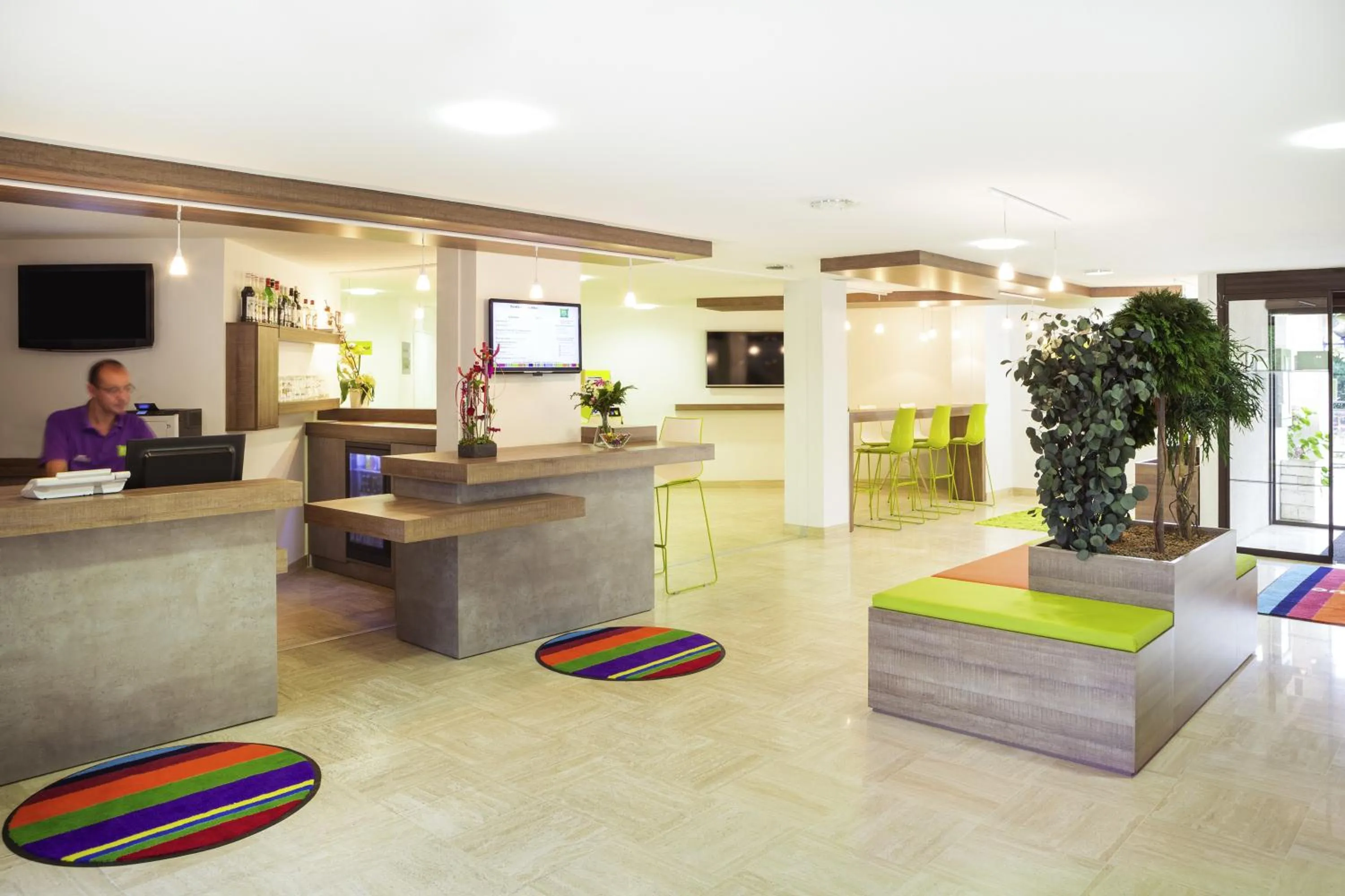 Lobby or reception in ibis Styles Niort Poitou Charentes