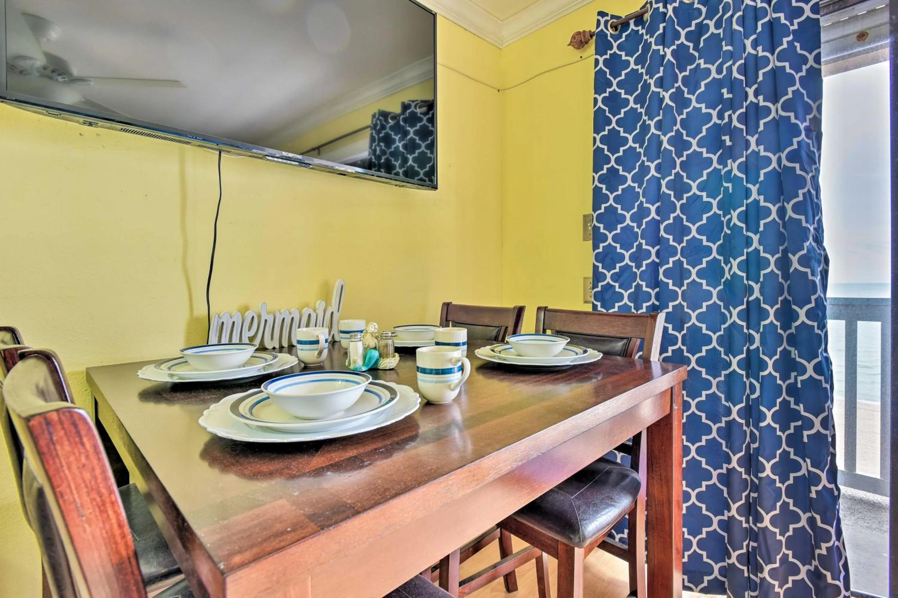 Corpus Christi Beachfront Condo with Pool Access!