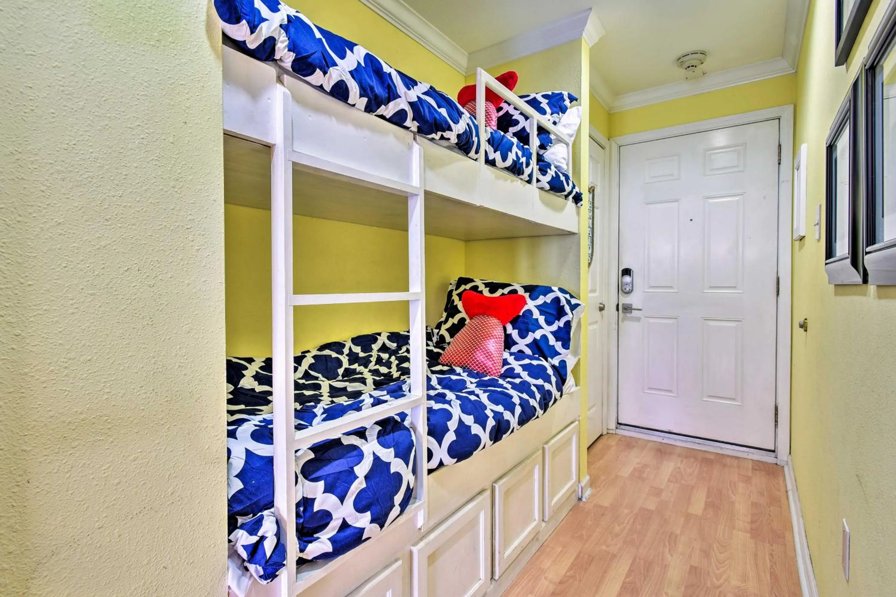 Corpus Christi Beachfront Condo with Pool Access!