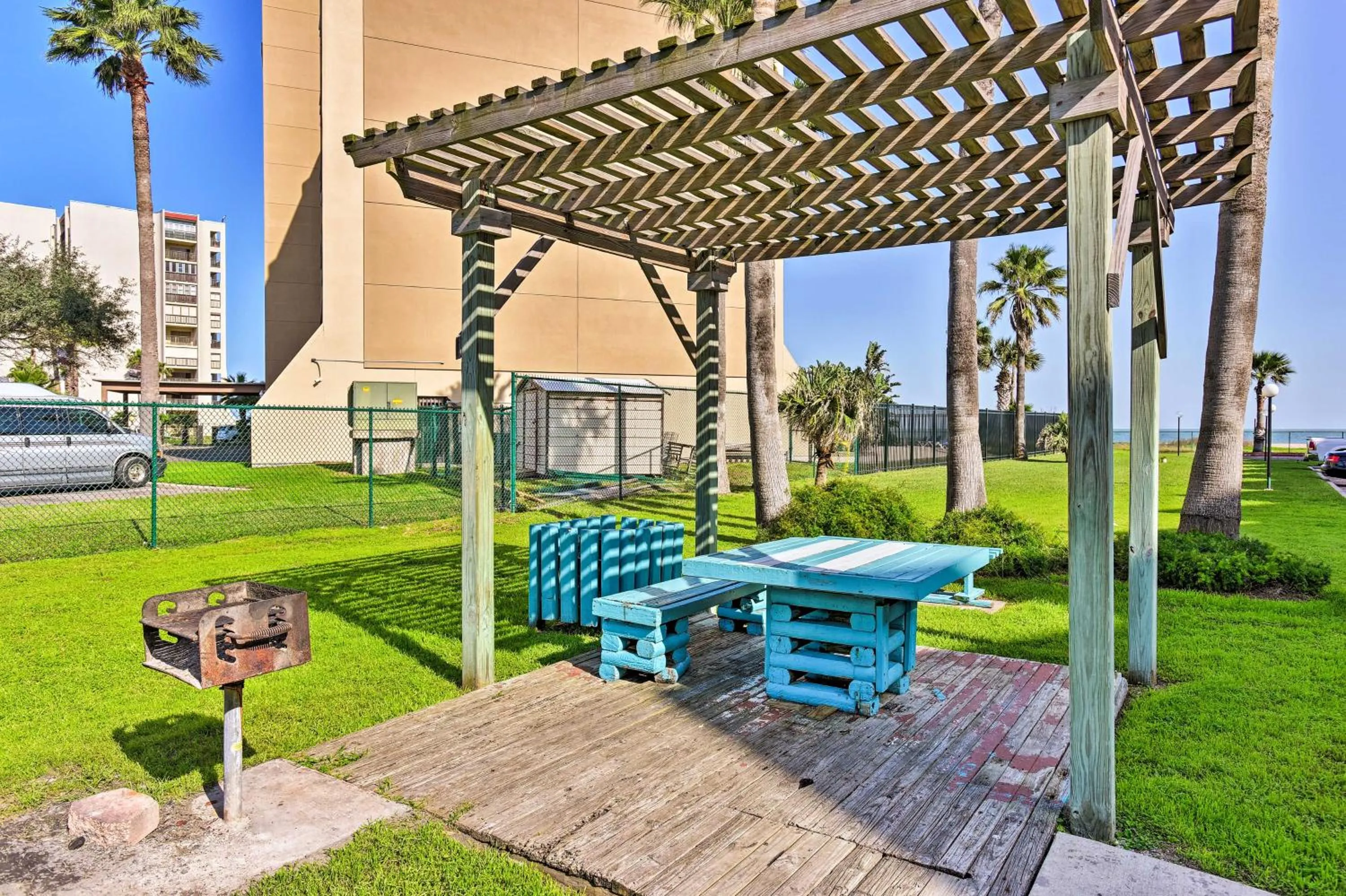 Corpus Christi Beachfront Condo with Pool Access!