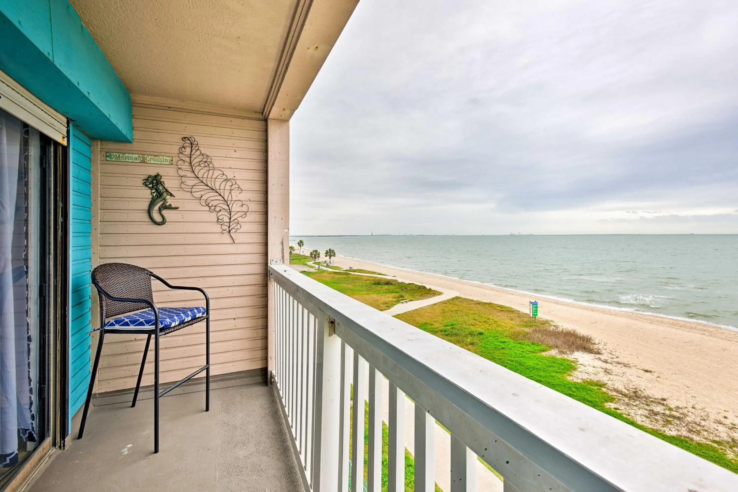 Corpus Christi Beachfront Condo with Pool Access!