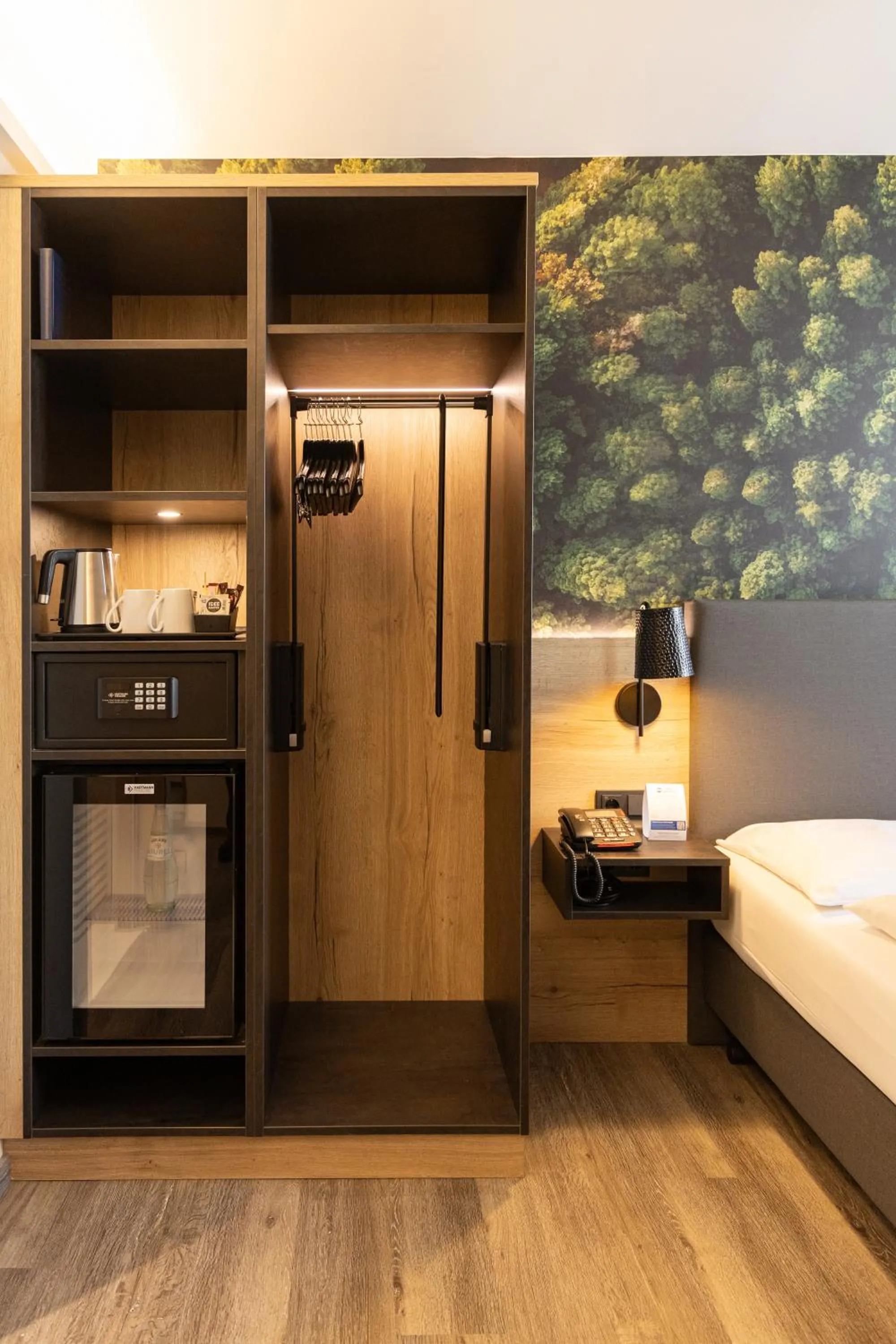 wardrobe, Bed in Best Western Hotel München Airport