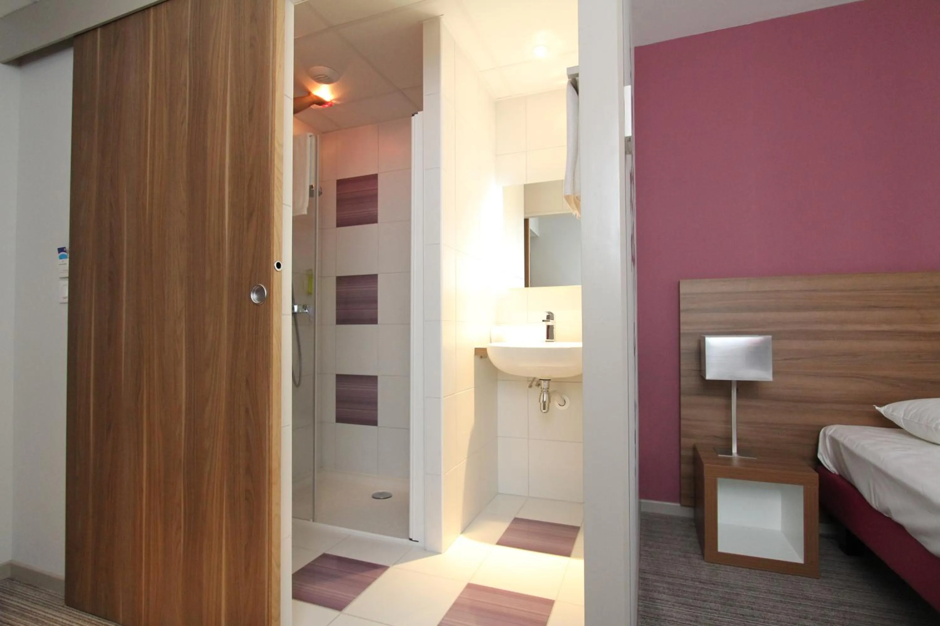 Bathroom, Bed in ibis Styles Castres