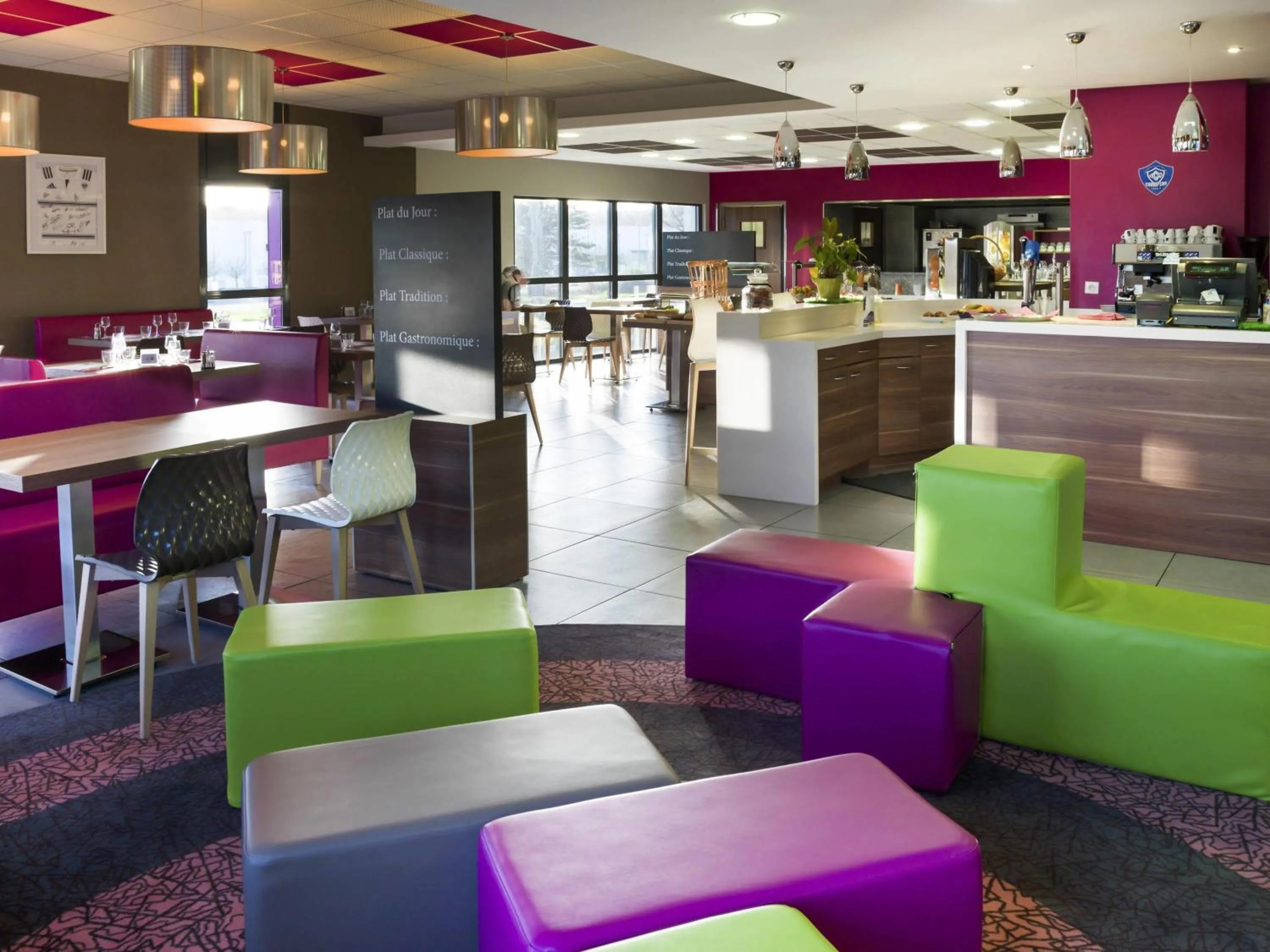 Lounge or bar in ibis Styles Castres