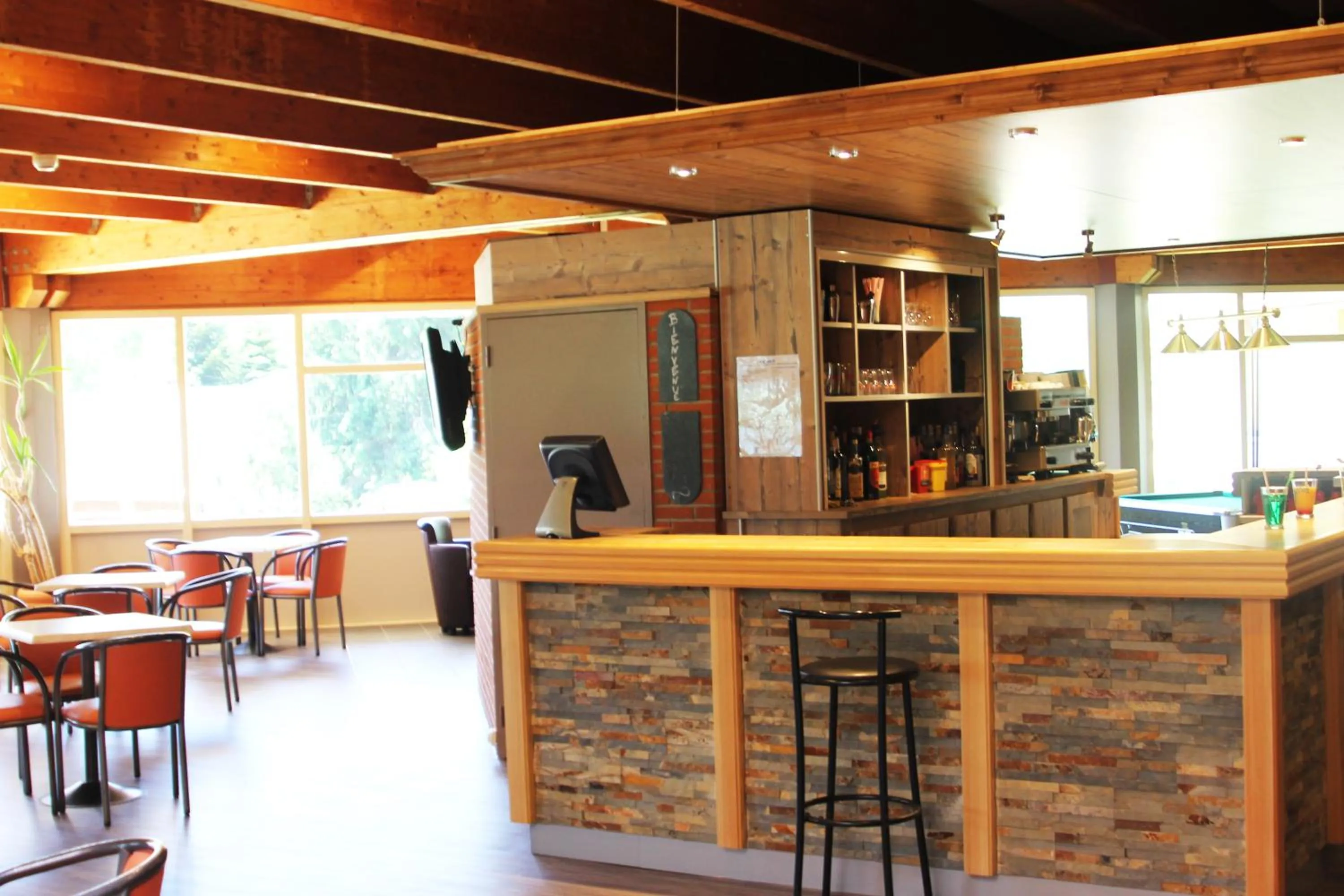 Lounge or bar in Village Vacances Le Tarbesou - Pied de piste station Ax 3 Domaines