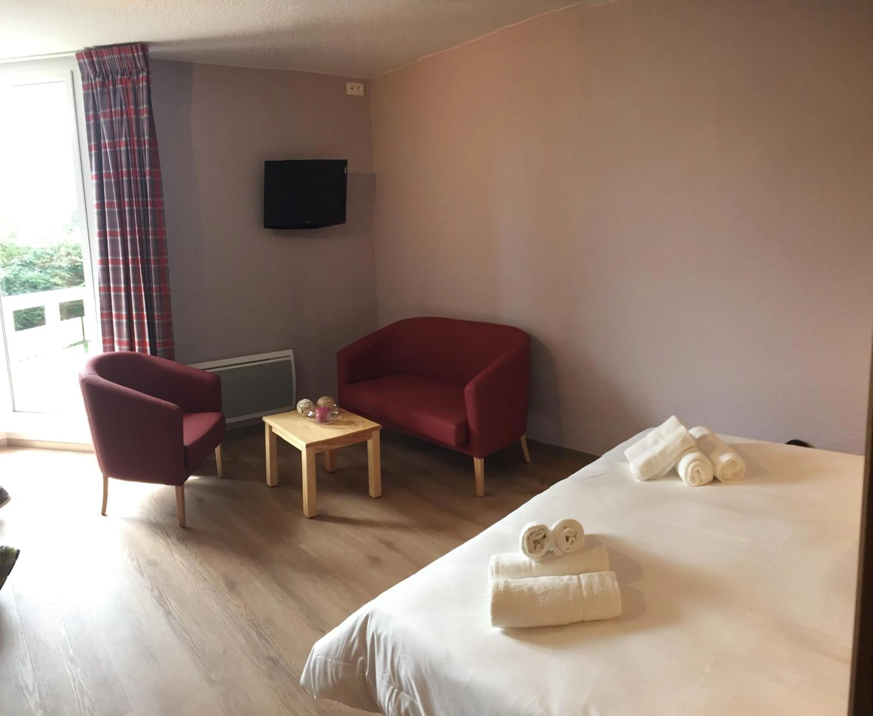 Living room, Bed in Village Vacances Le Tarbesou - Pied de piste station Ax 3 Domaines