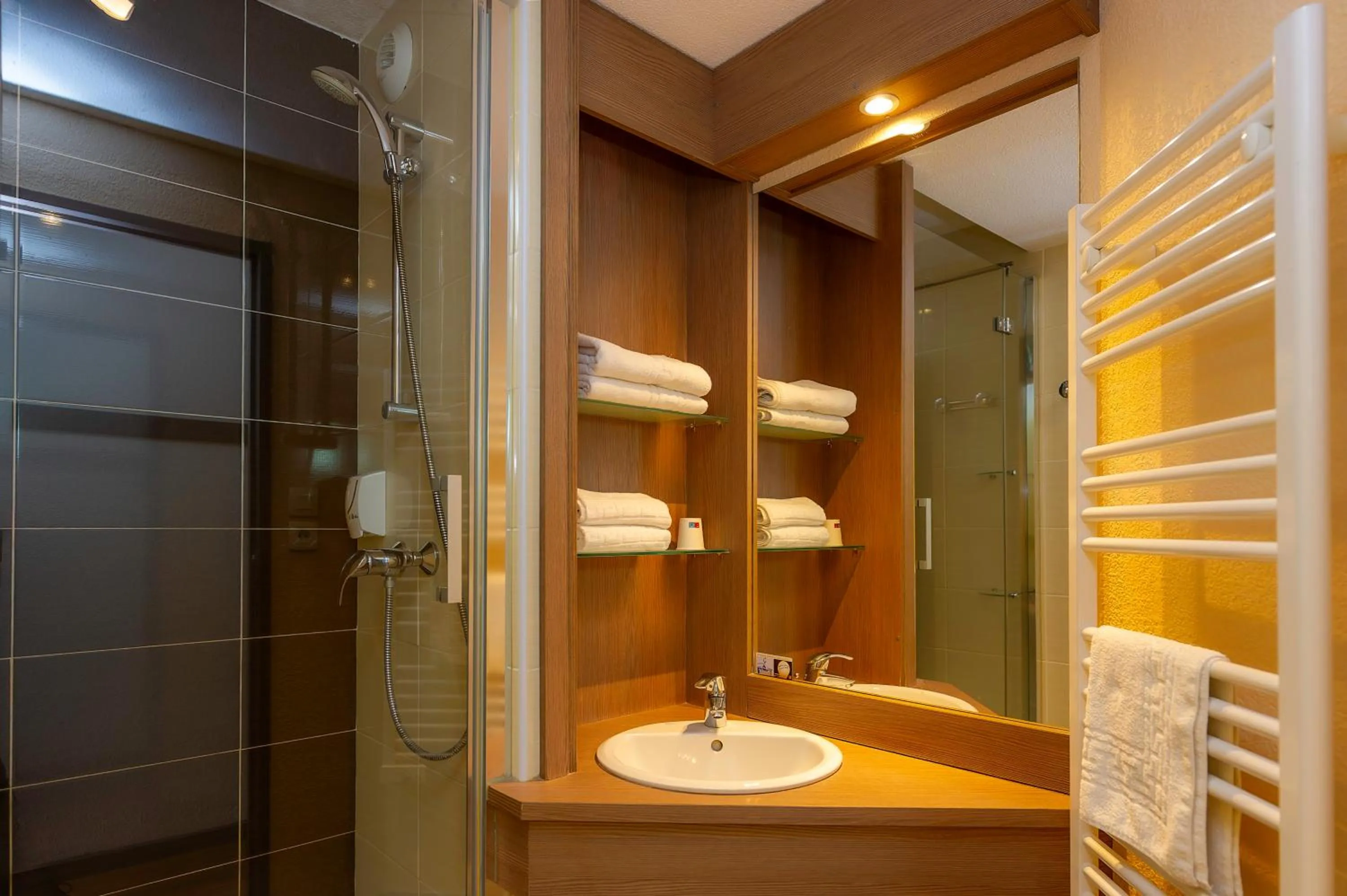 Bathroom in Village Vacances Le Tarbesou - Pied de piste station Ax 3 Domaines