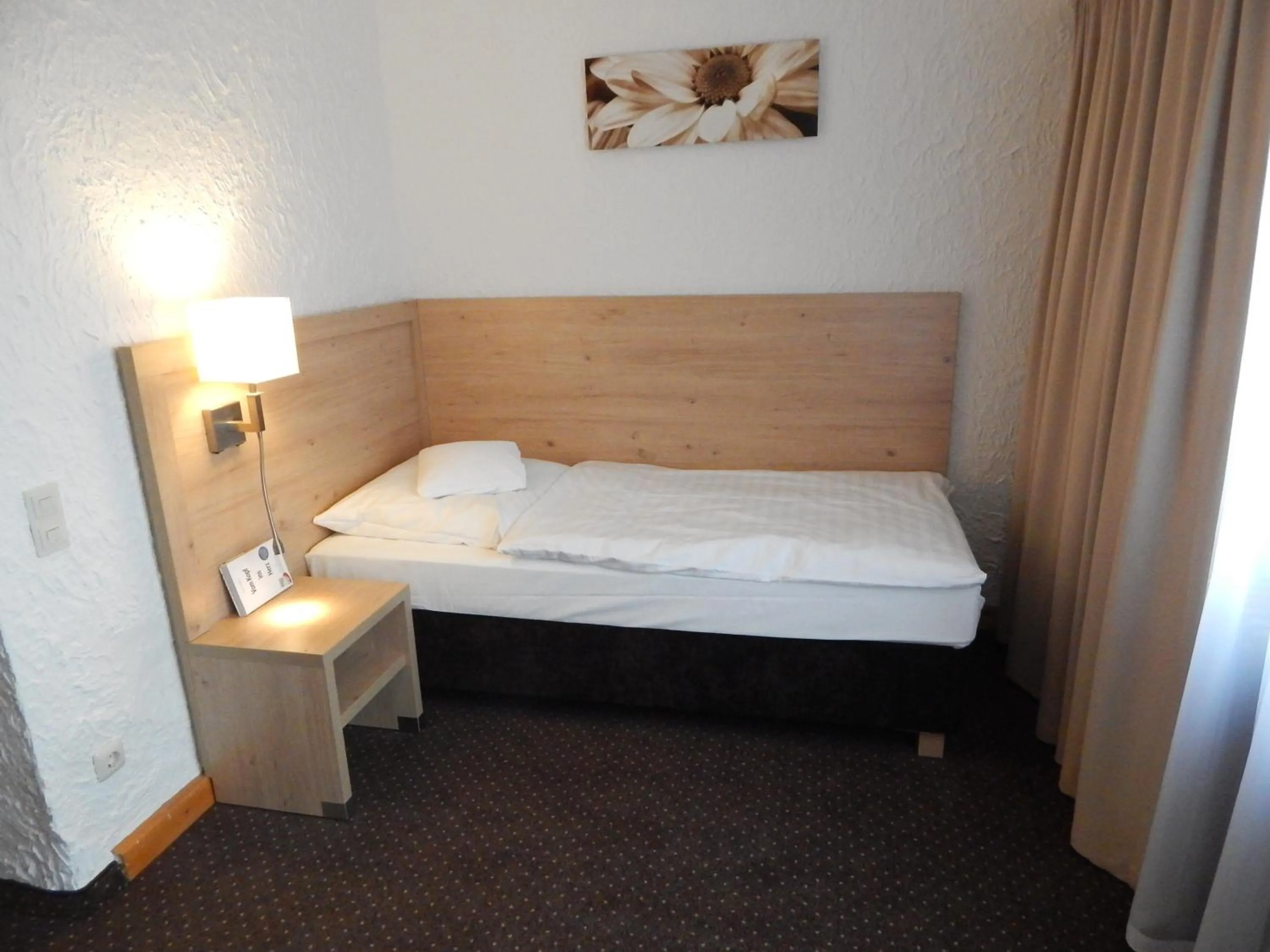 Bed in Land-gut-Hotel Zum alten Forsthaus - Aufladestation für Elektroautos