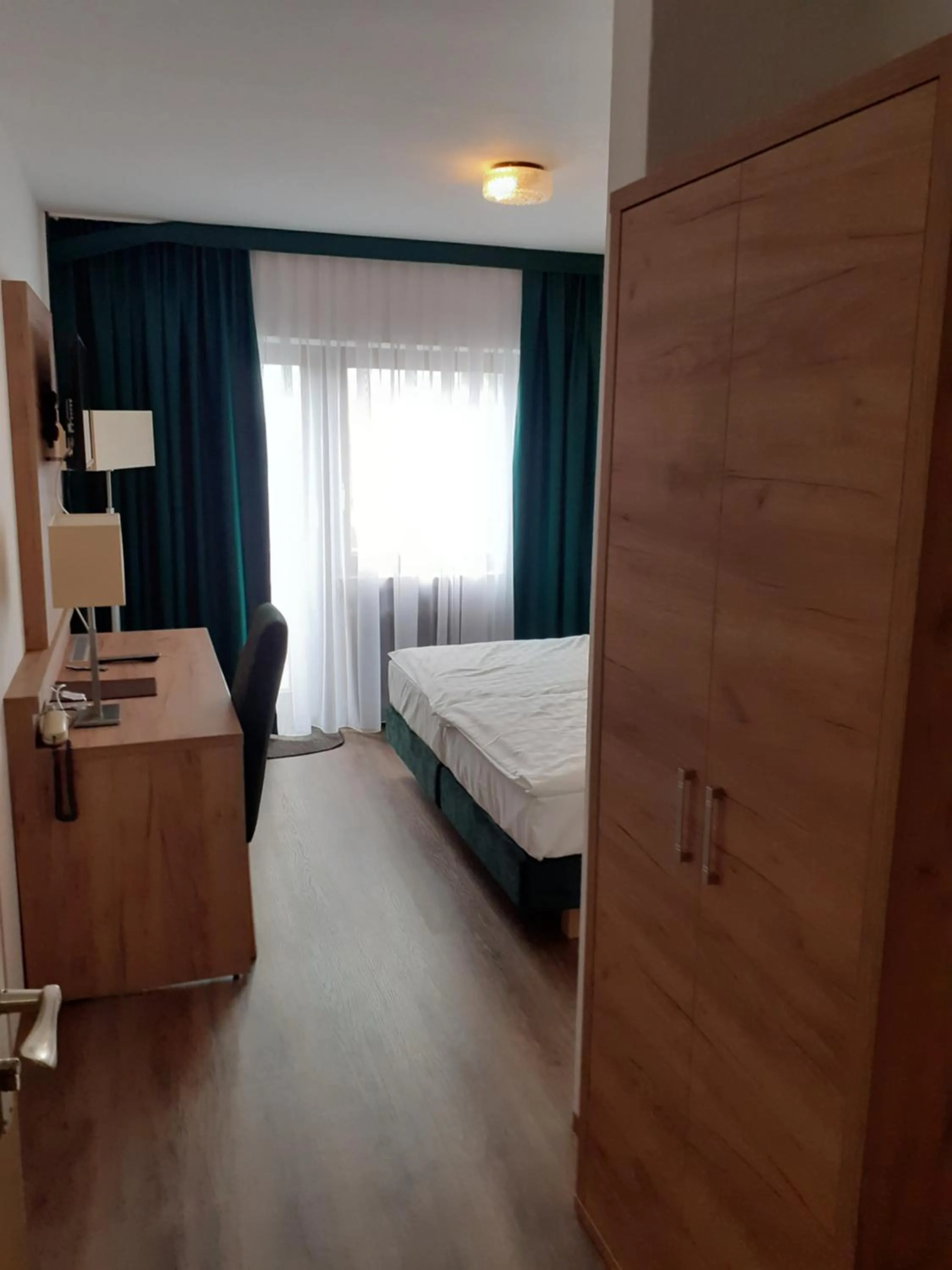 Photo of the whole room, Bed in Land-gut-Hotel Zum alten Forsthaus - Aufladestation für Elektroautos