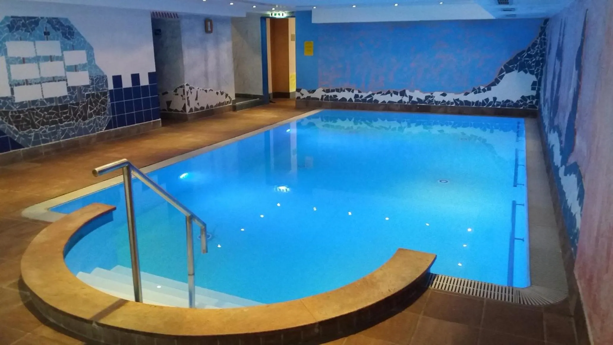 Swimming pool in Land-gut-Hotel Zum alten Forsthaus - Aufladestation für Elektroautos