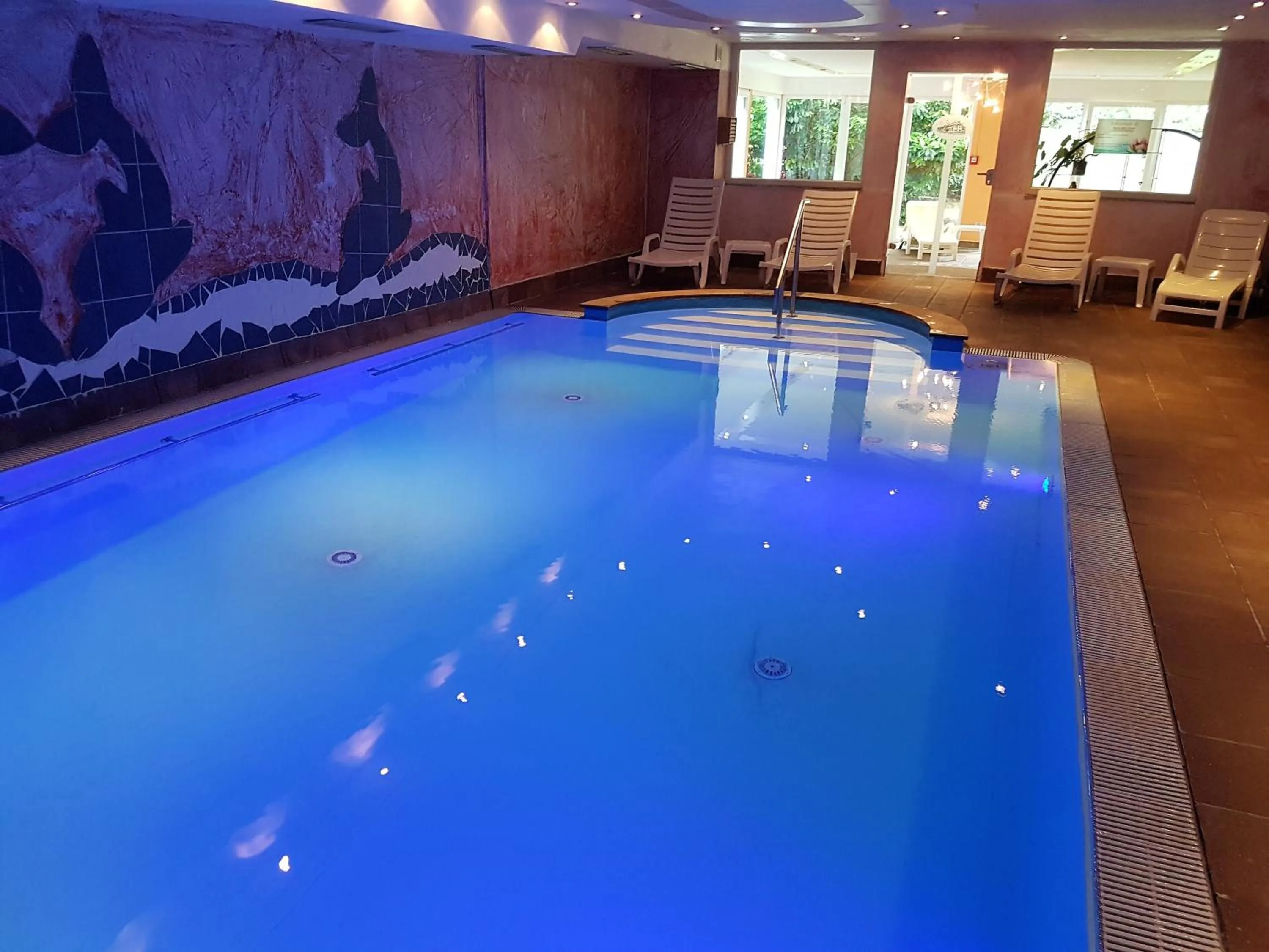 Swimming pool in Land-gut-Hotel Zum alten Forsthaus - Aufladestation für Elektroautos