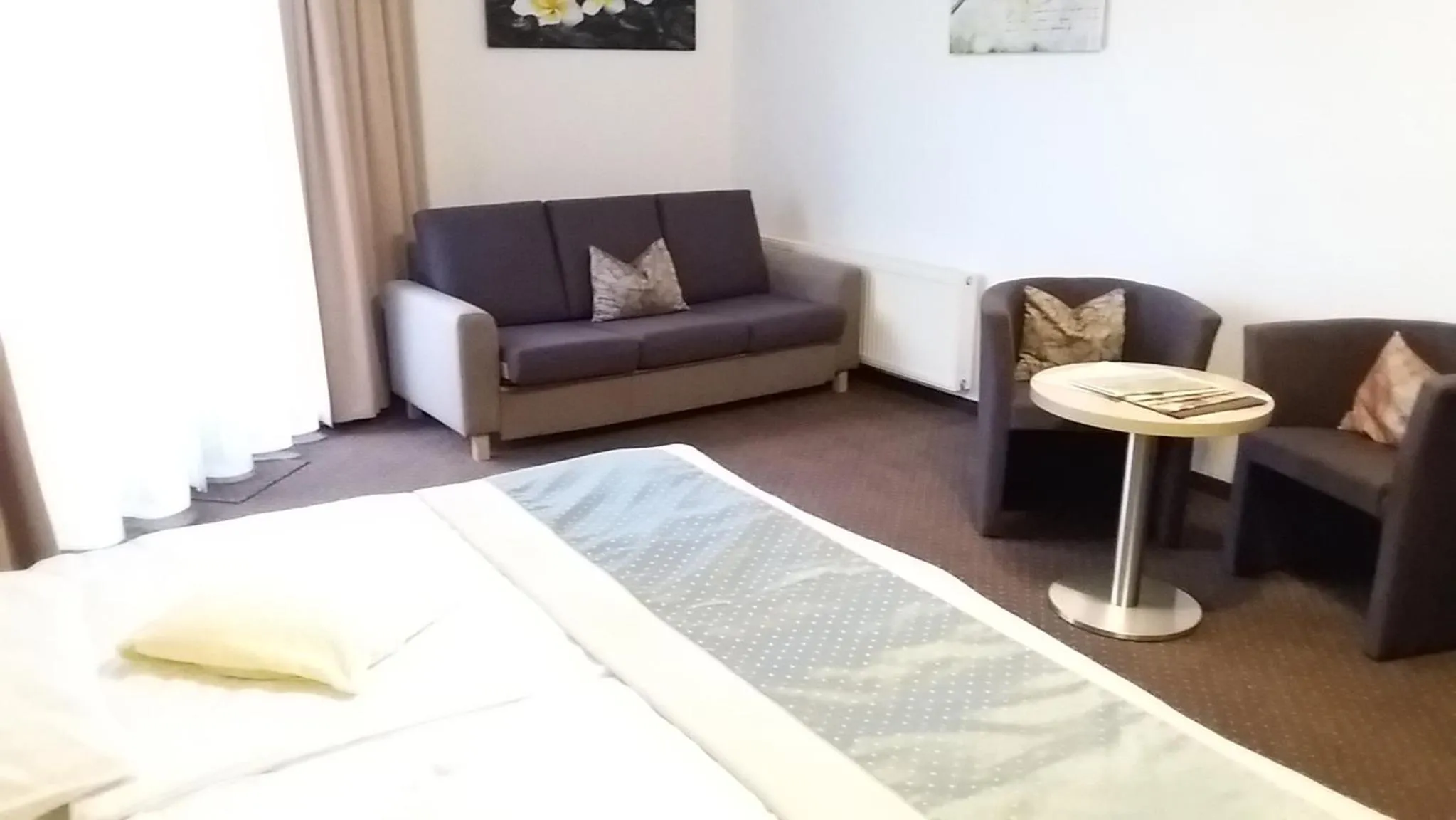 Photo of the whole room, Bed in Land-gut-Hotel Zum alten Forsthaus - Aufladestation für Elektroautos