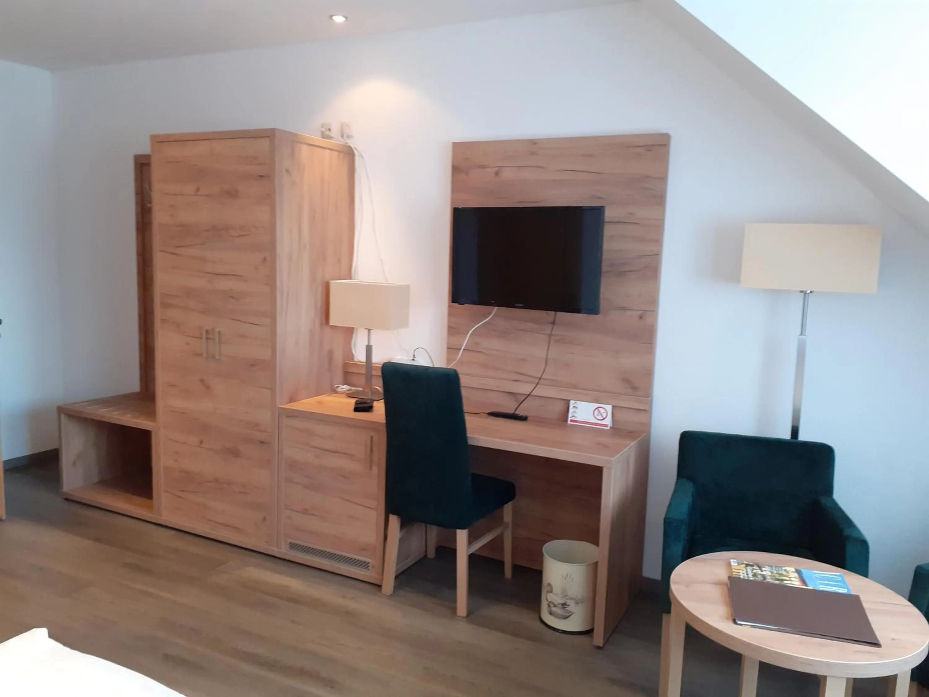 TV and multimedia in Land-gut-Hotel Zum alten Forsthaus - Aufladestation für Elektroautos