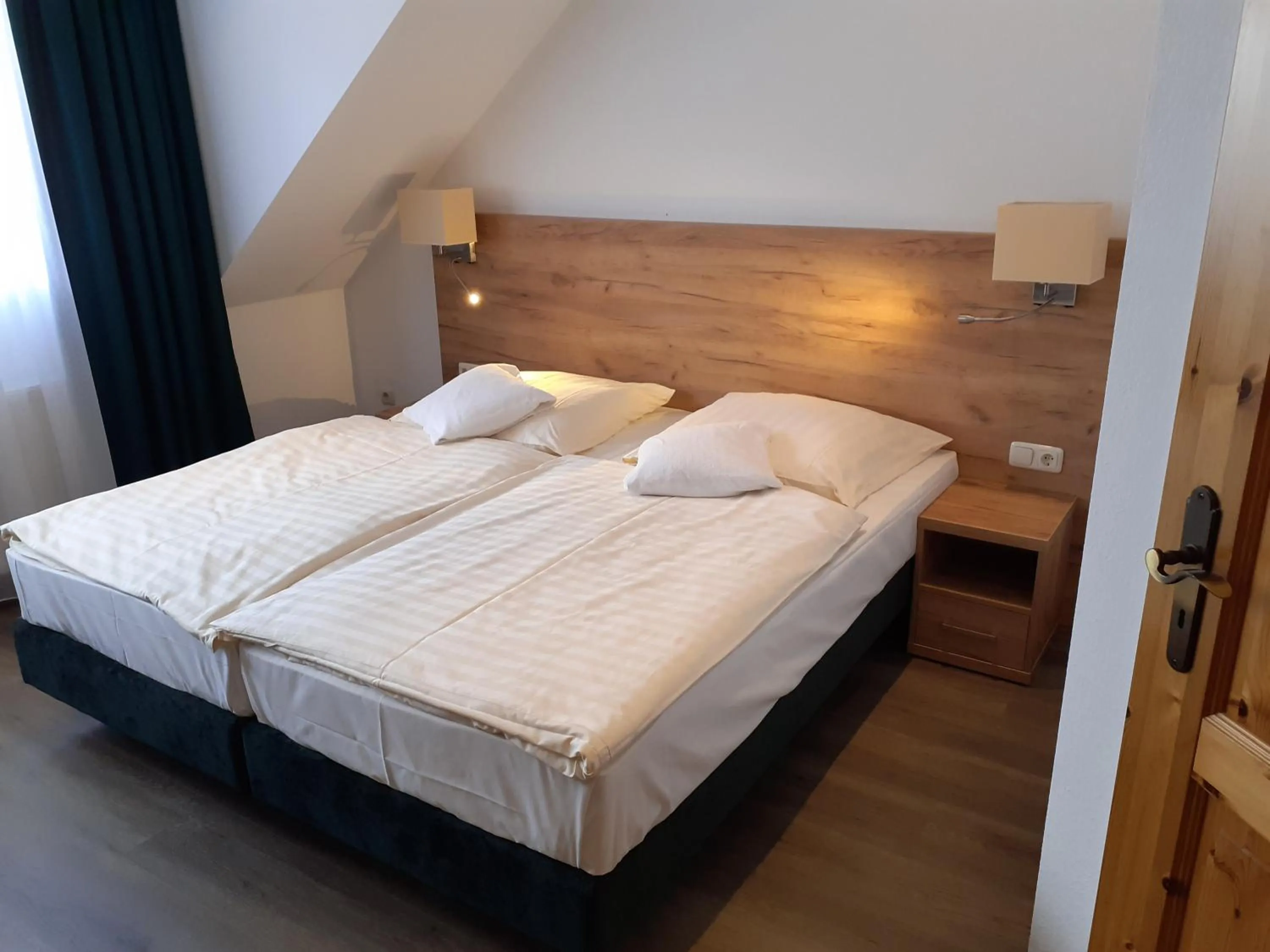 Bed in Land-gut-Hotel Zum alten Forsthaus - Aufladestation für Elektroautos