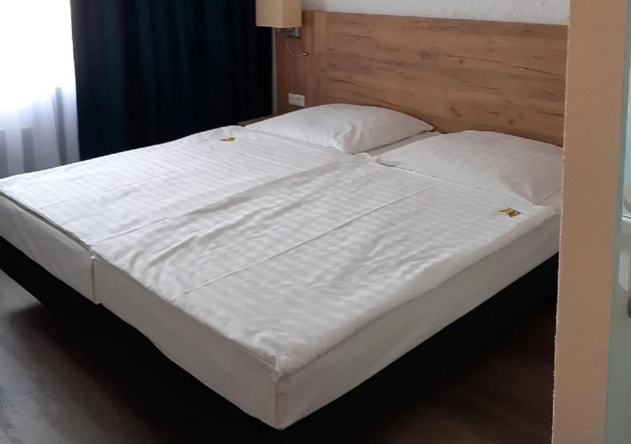 Bed in Land-gut-Hotel Zum alten Forsthaus - Aufladestation für Elektroautos