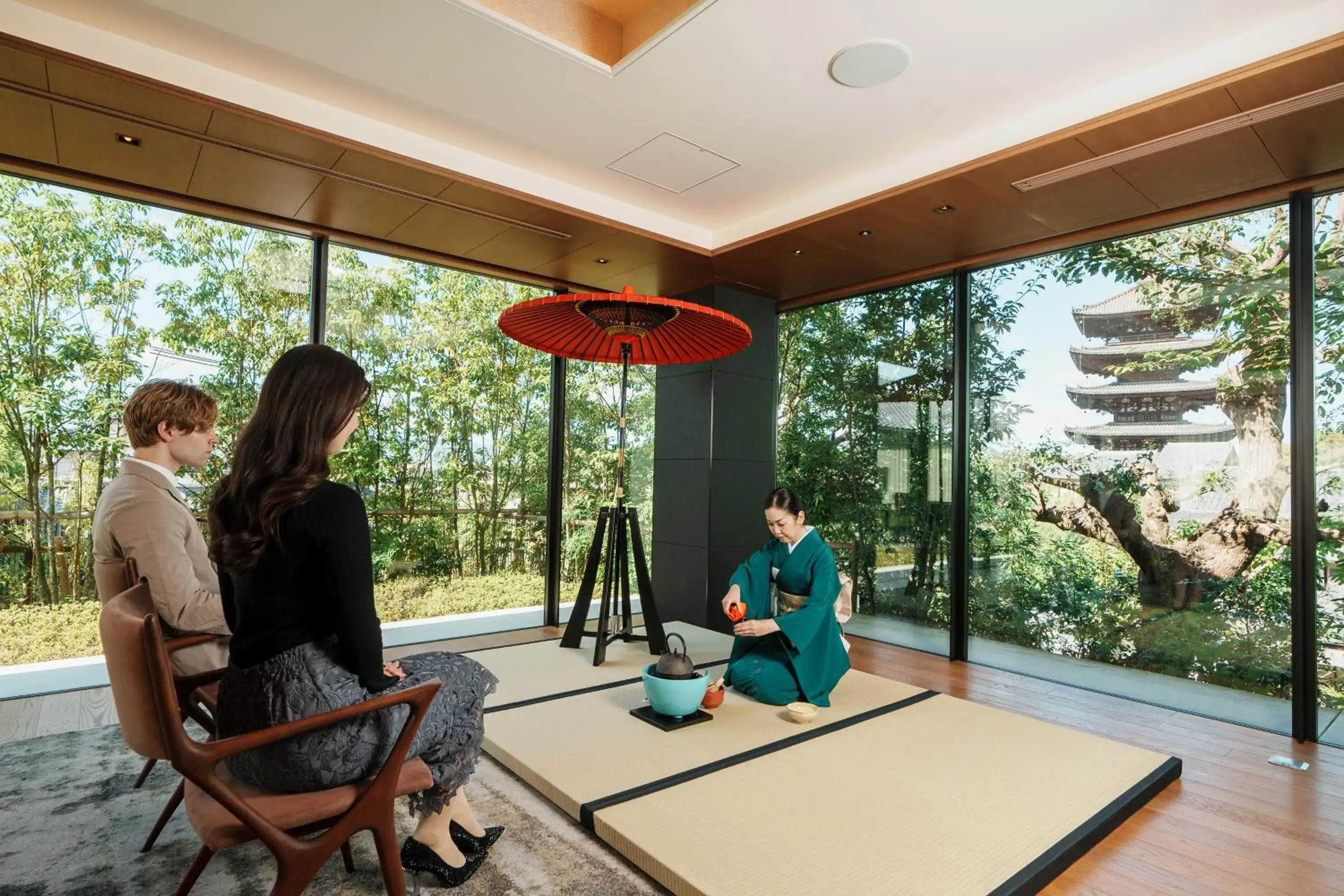 Lounge or bar in The Hotel Seiryu Kyoto Kiyomizu - a member of the Leading Hotels of the World- Lounge or bar in The Hotel Seiryu Kyoto Kiyomizu - a member of the Leading Hotels of the World-