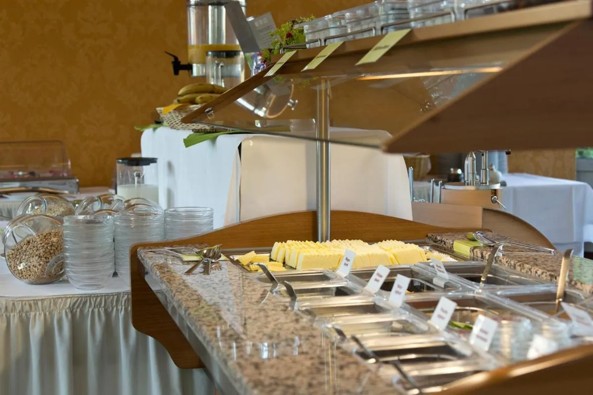 Buffet breakfast in Hotel Reutereiche