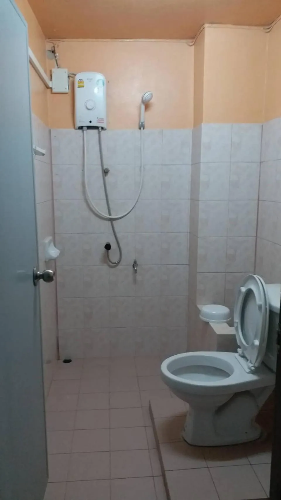 Shower in GATE 14 Inn