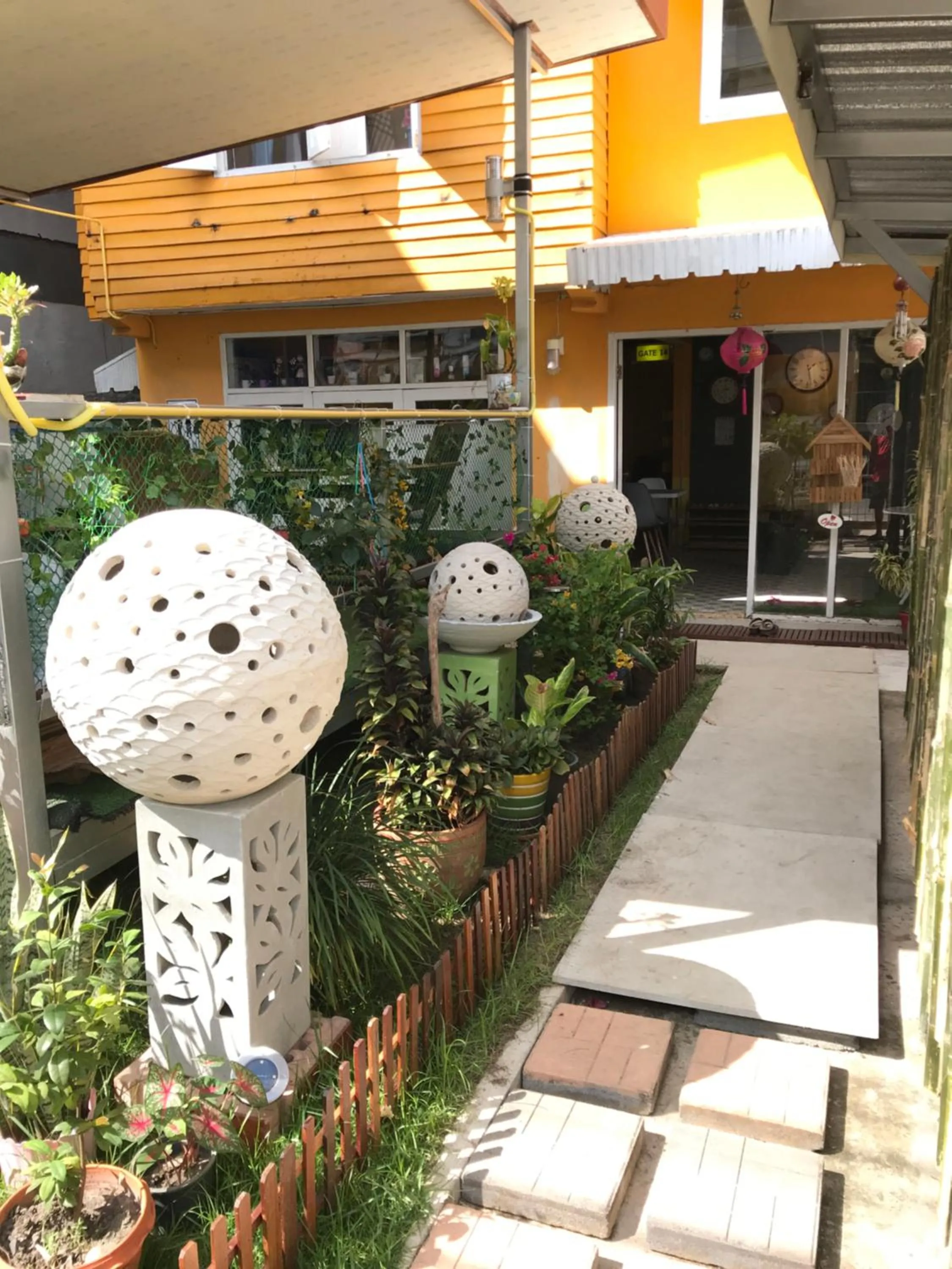 Restaurant/places to eat in GATE 14 Inn