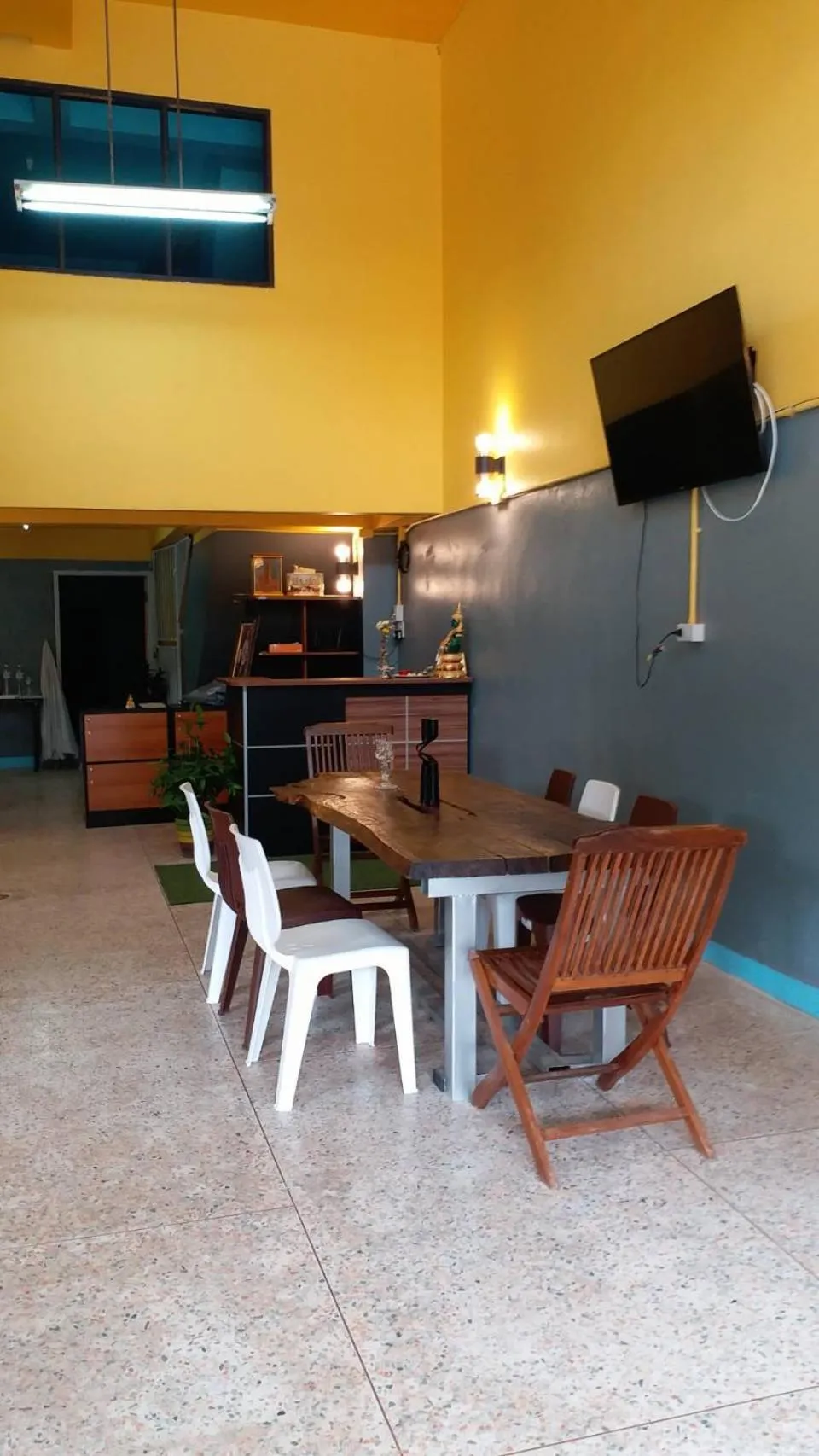 Communal lounge/ TV room in GATE 14 Inn