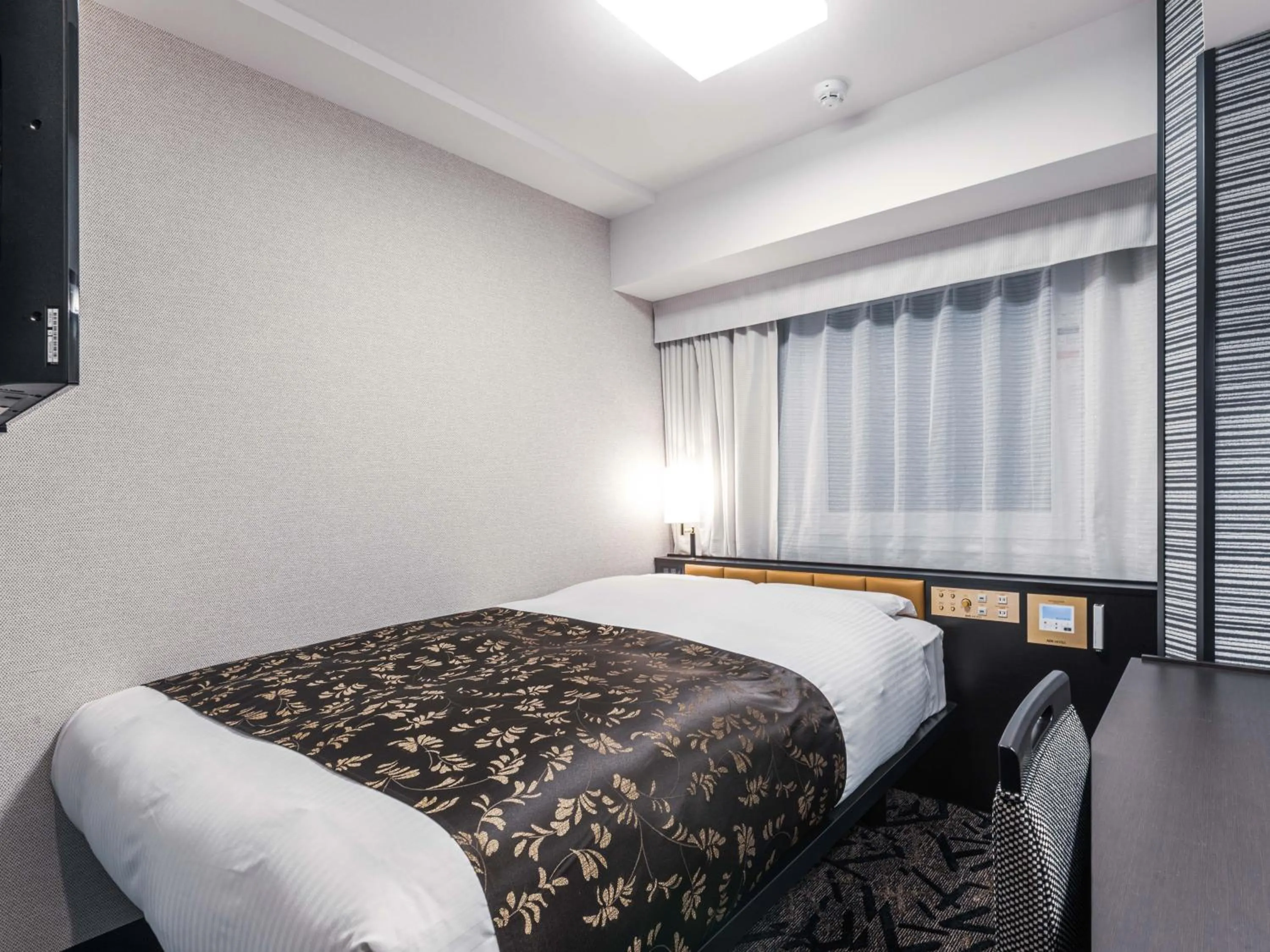 Photo of the whole room, Bed in APA Hotel Shin Osaka Ekimae