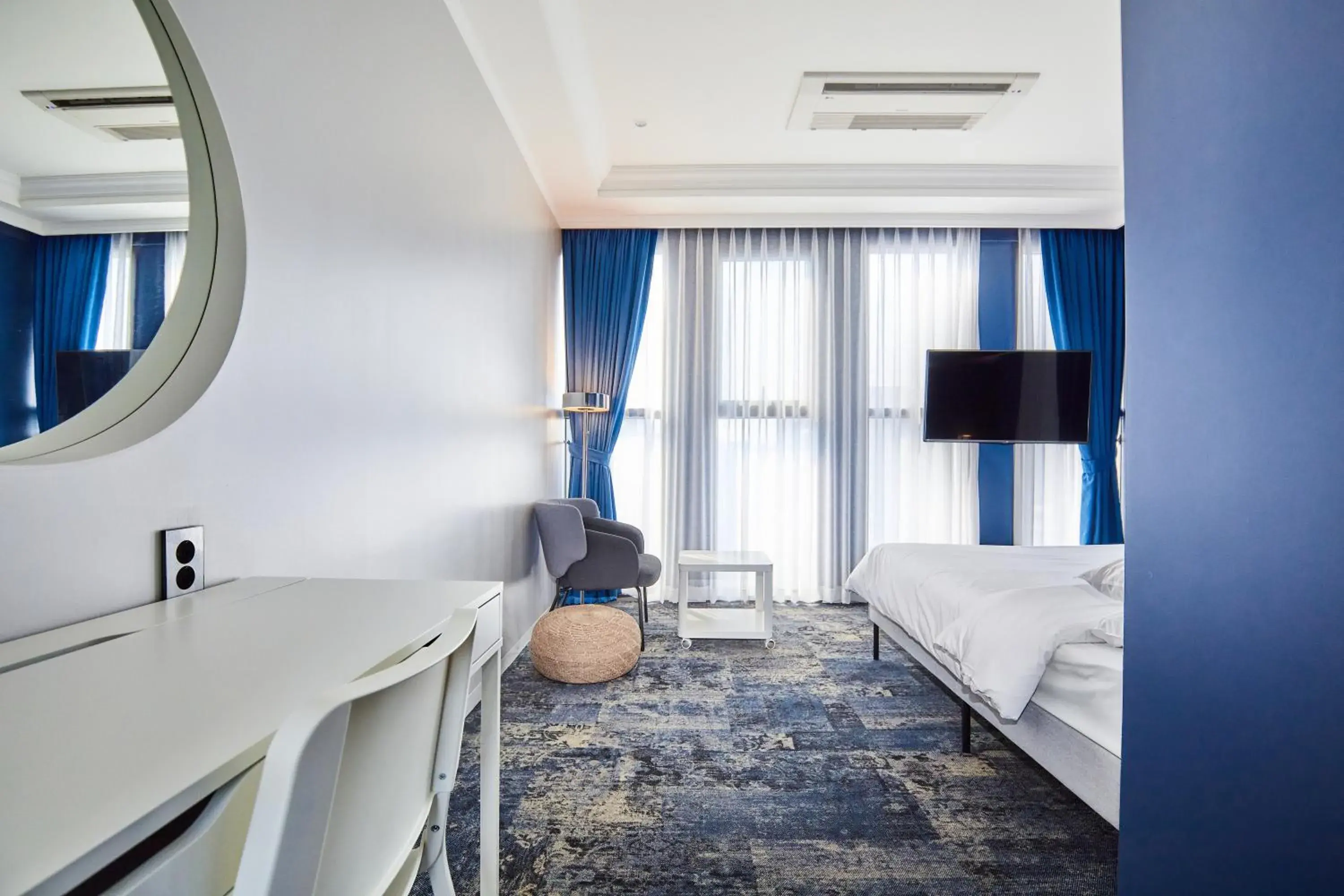 TV and multimedia, Bed in Hotel POCO Seongsu TV and multimedia, Bed in Hotel POCO Seongsu