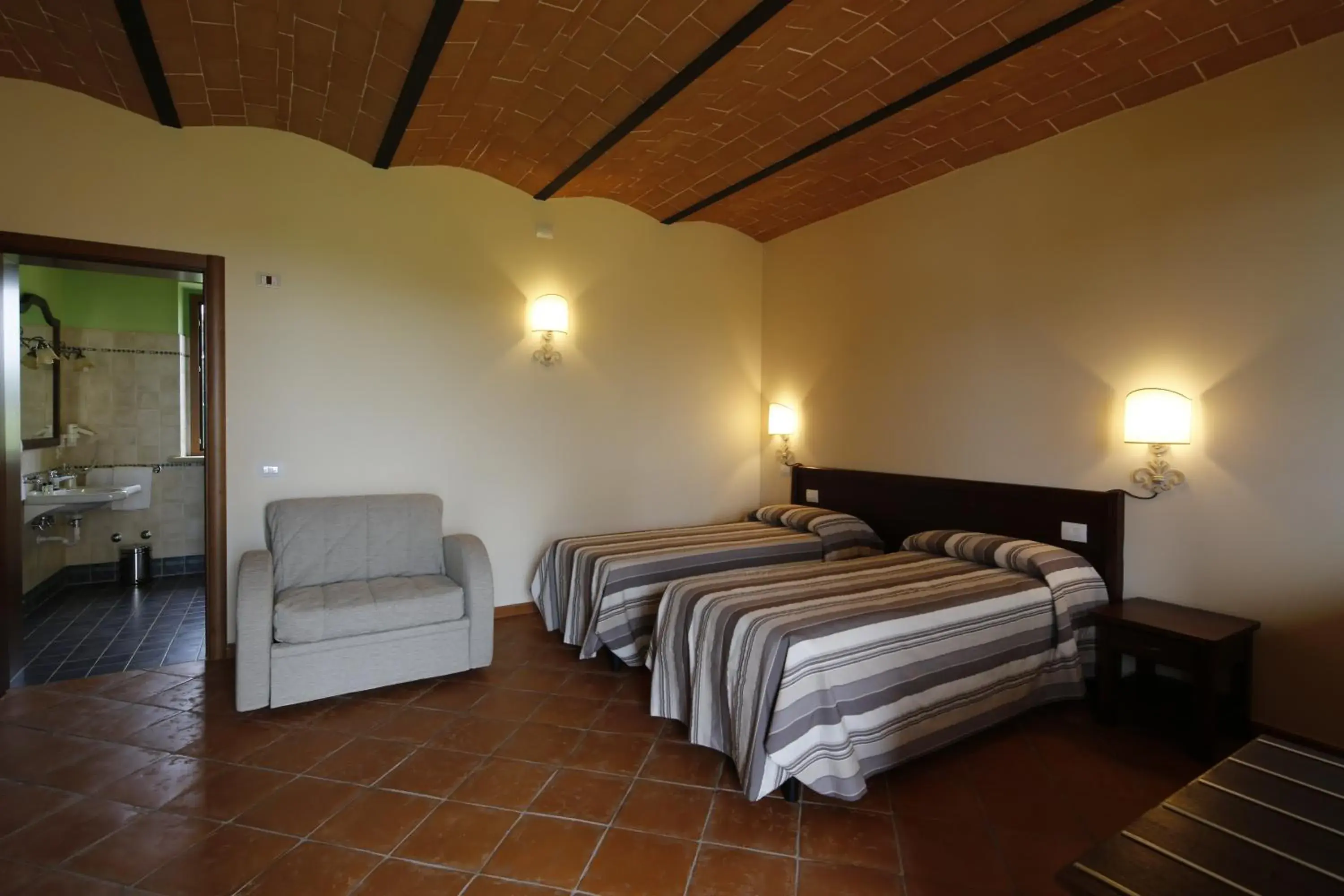 Triple Room in Agriturismo Poggio Al Tufo Triple Room in Agriturismo Poggio Al Tufo