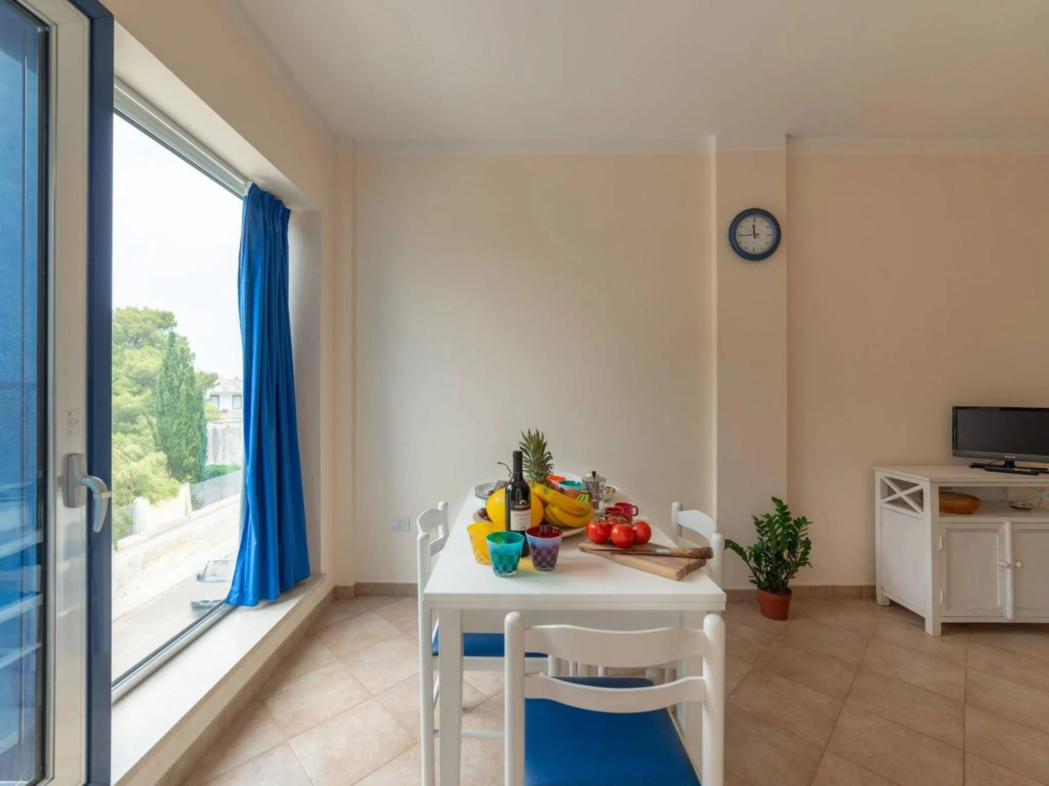 Dining area in Bright Apartment asia Near The Beach In Otranto