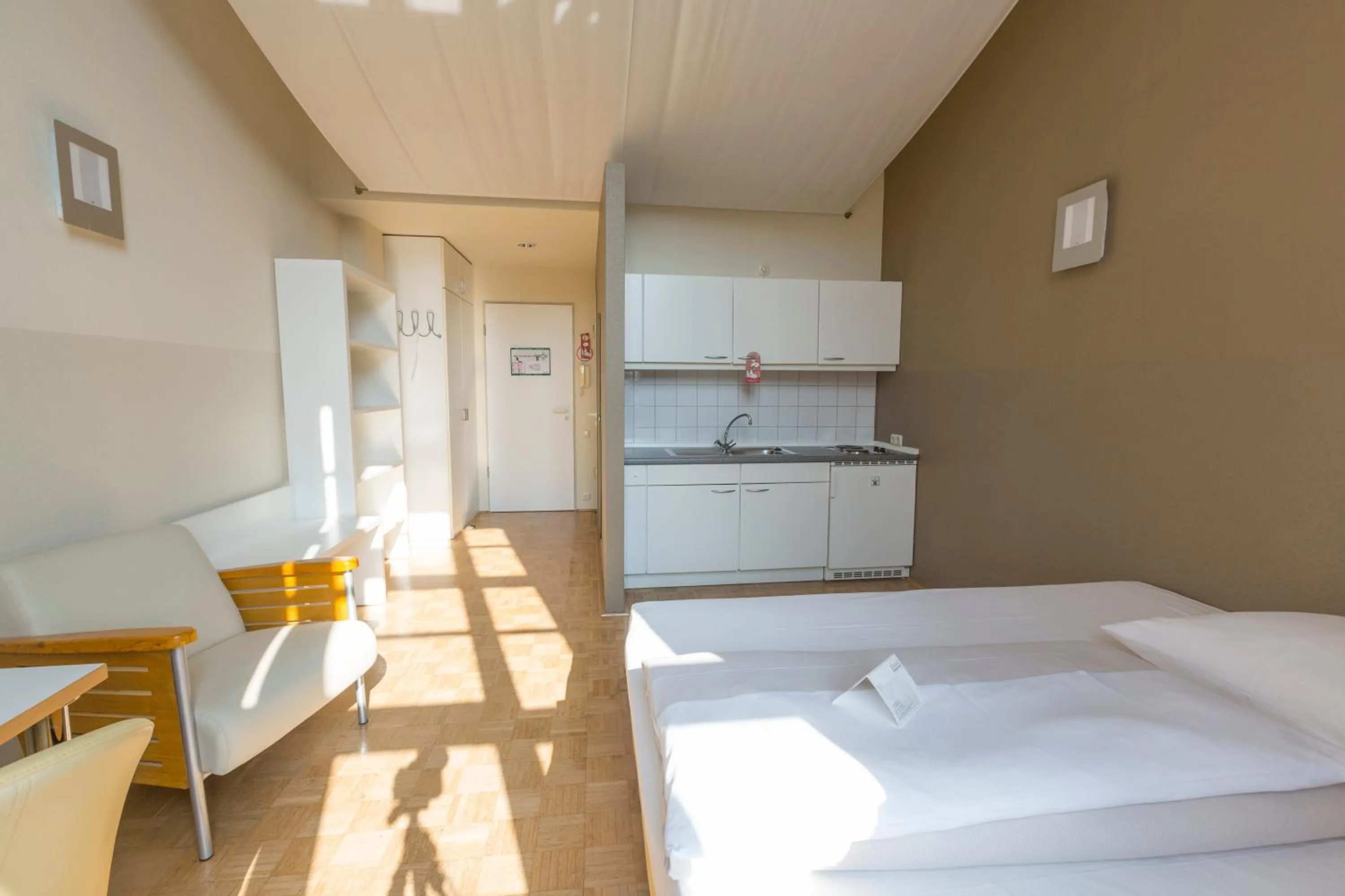 Photo of the whole room, Bed in Gästeresidenz Pelikan Viertel Hannover